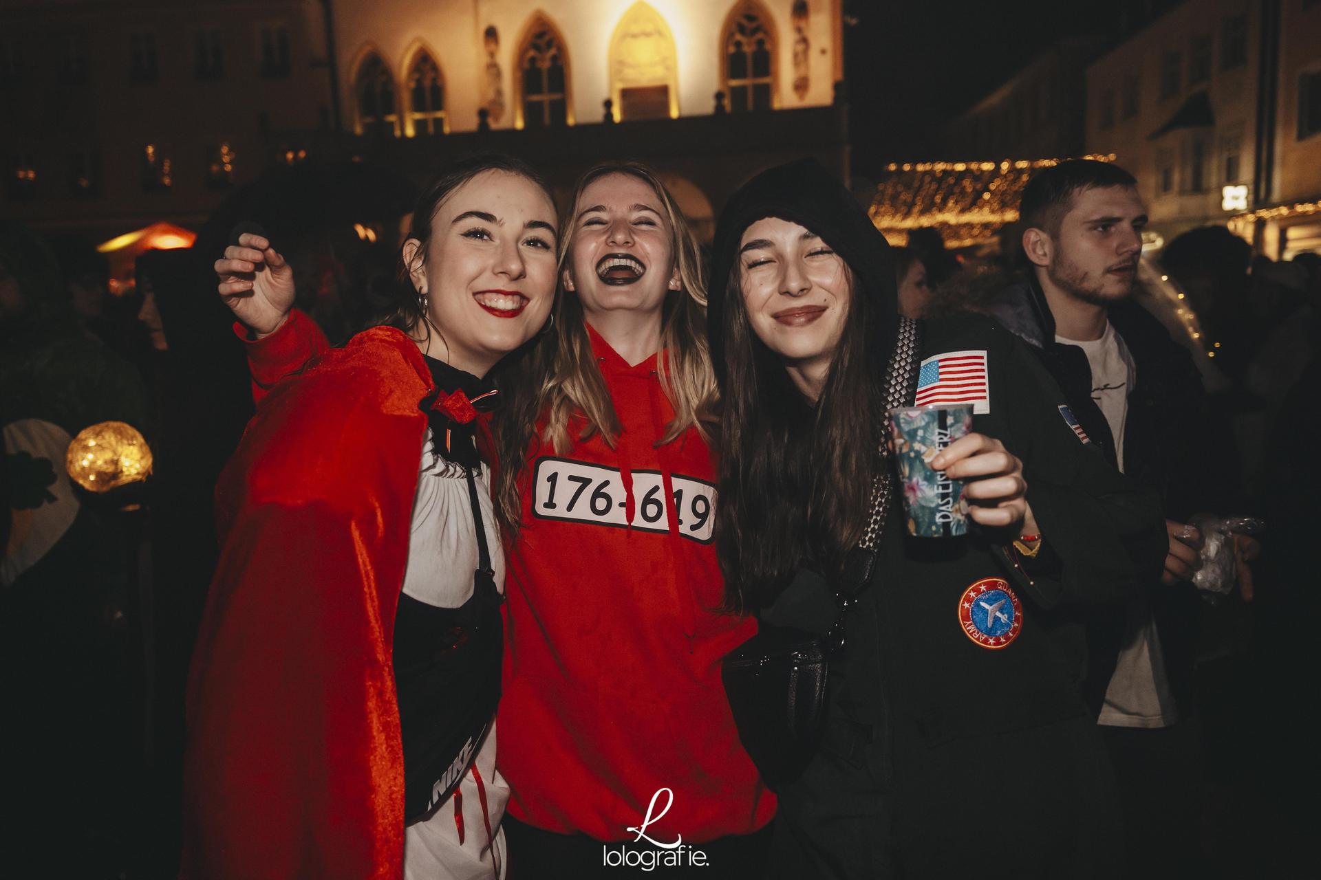 Hexennacht in Amberg. Die Fotos vom Weiberfasching am Marktplatz, exklusiv auf Amberg24.de (Bild: Lolografie)