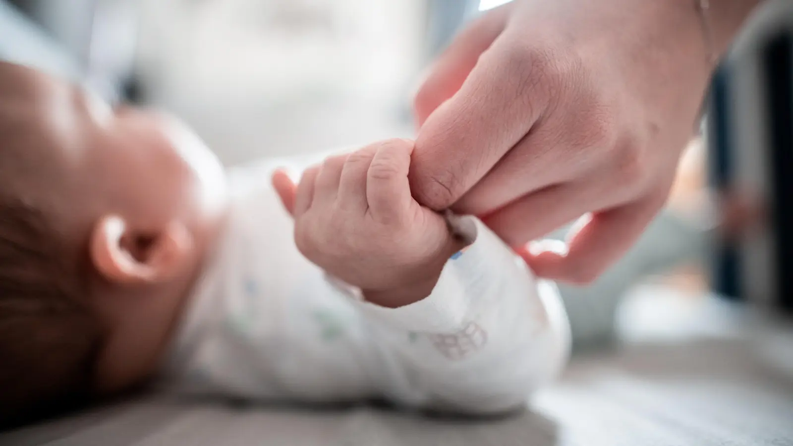 Ein Baby klammert sich an einen Finger seiner Mutter. Beliebte Vornamen in Amberg, Sulzbach-Rosenberg und Kümmersbruck waren 2023 Emilia, Leni, Leonie oder Josefine bei den Mädchen. Bei den Jungs führen die Namen Leon, Jakob und Johannes. (Bild: Fabian Strauch)