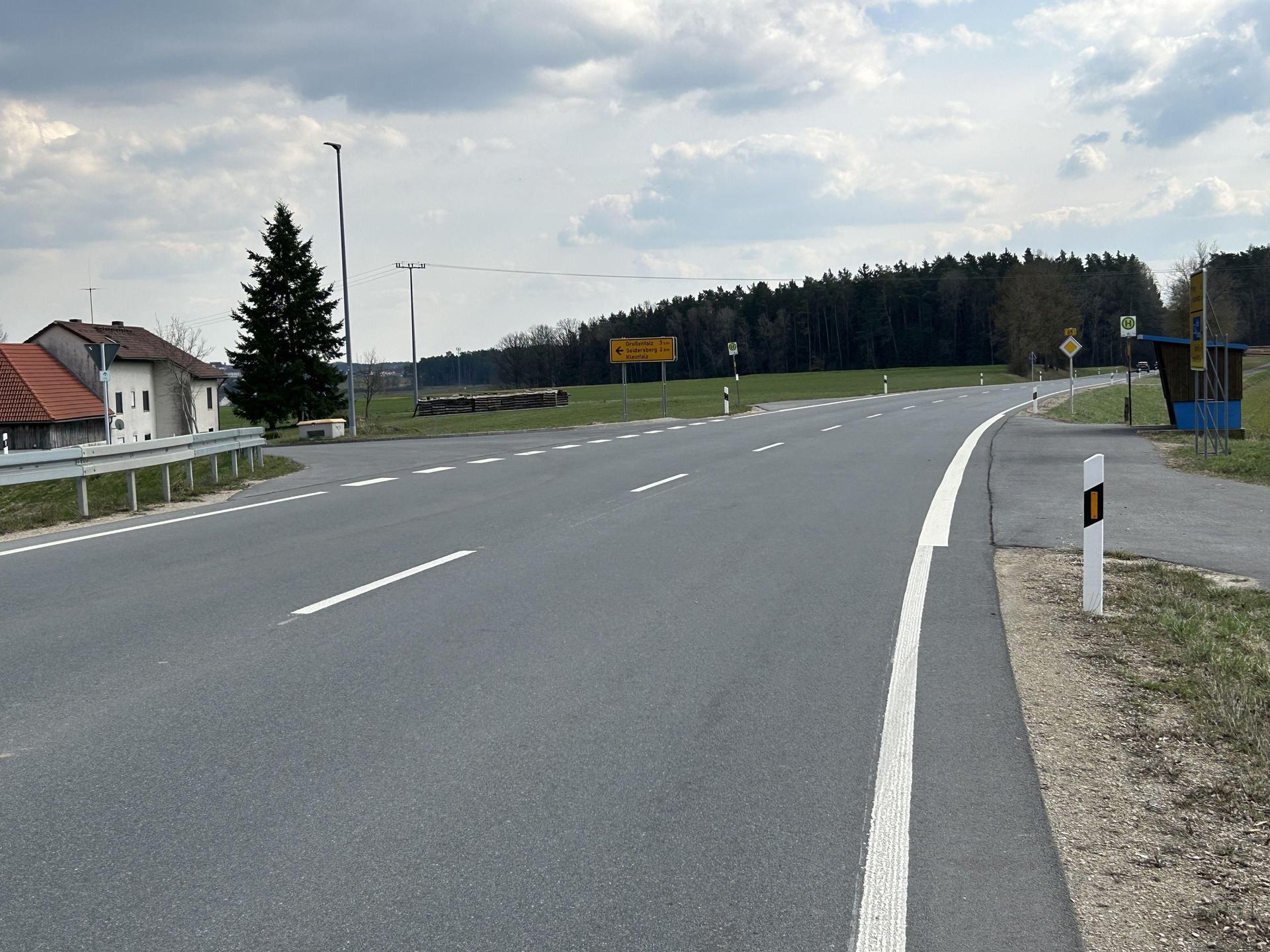  Auf Höhe der Abzweigungen nach Kleinfalz und Fromberg an der B 85 sollen Warnschilder künftig für mehr Sicherheit sorgen. Auch die Notwendigkeit des Bushäuschens stand bei einem Ortstermin in der Diskussion. (Bild: Andreas Royer)
