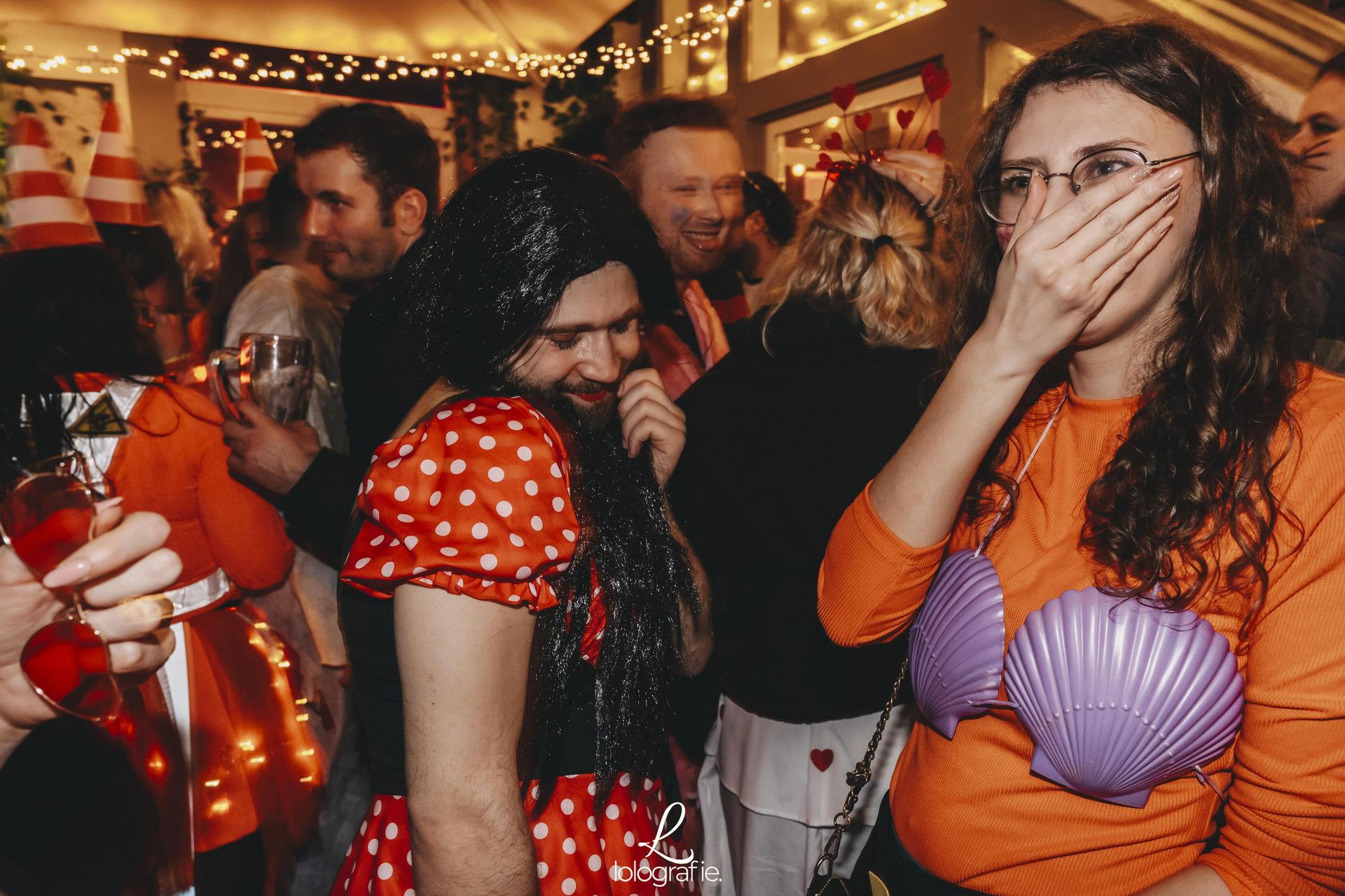 Weiberfasching im UNS, die Fotos.  (Bild: Lolografie)