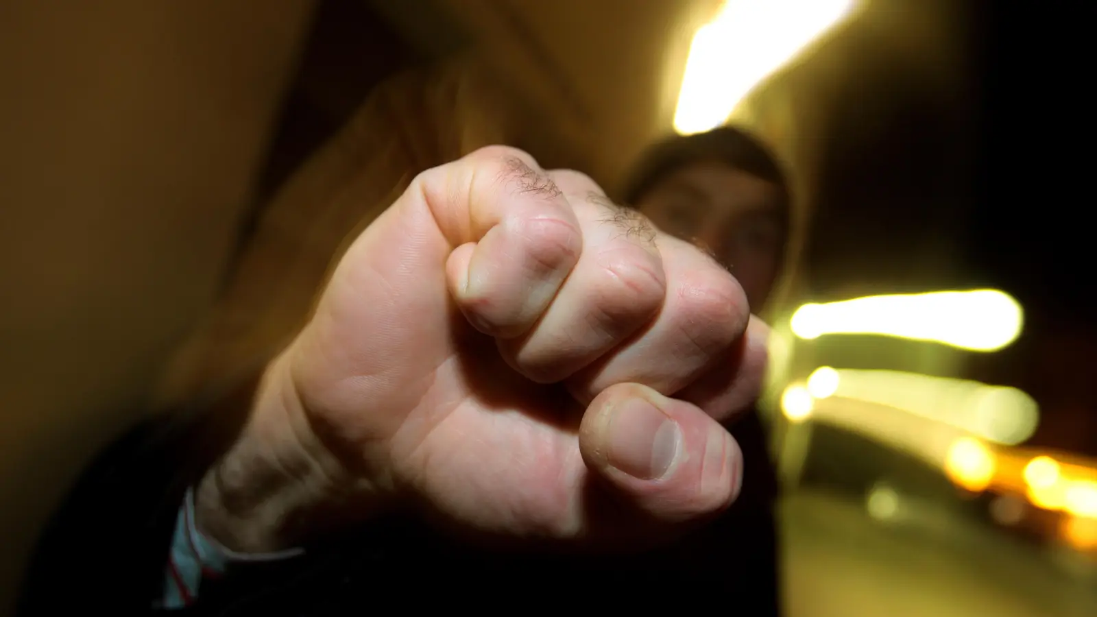 Eine 23-Jährige wurde am frühen Sonntagmorgen in Amberg von einer Gruppe Männer angegriffen. Einer der Männer schlug die Frau laut Polizei ins Gesicht. (Symbolbild: Karl-Josef Hildenbrand, dpa)