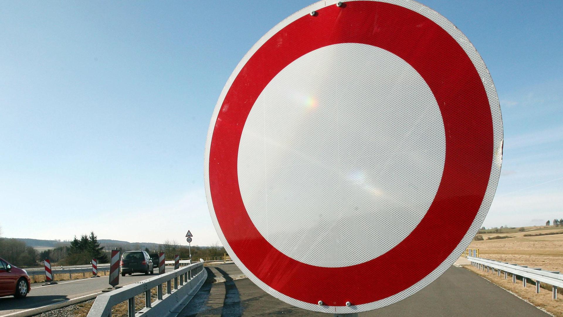 „Durchfahrt verboten” heißt es bei der Ortsdurchfahrt Michelfeld. (Symbolbild: Uwe Zucchi)
