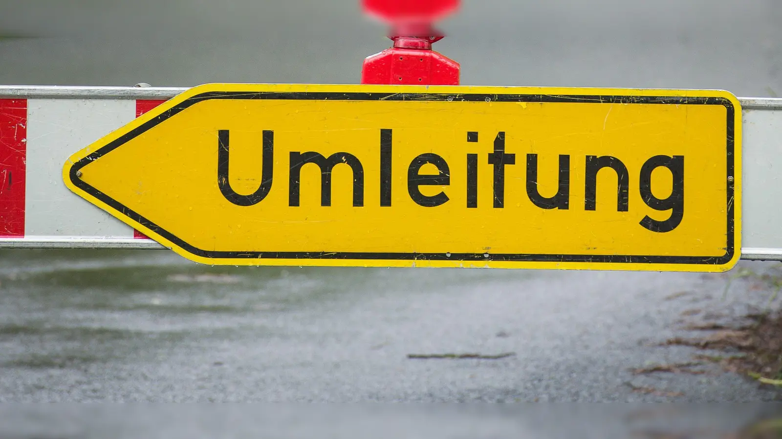 Am 9. März wird die Weiherstraße in Sulzbach-Rosenberg wegen eines Autokraneinsatzes gesperrt. (Symbolbild: David Ebener/dpa)