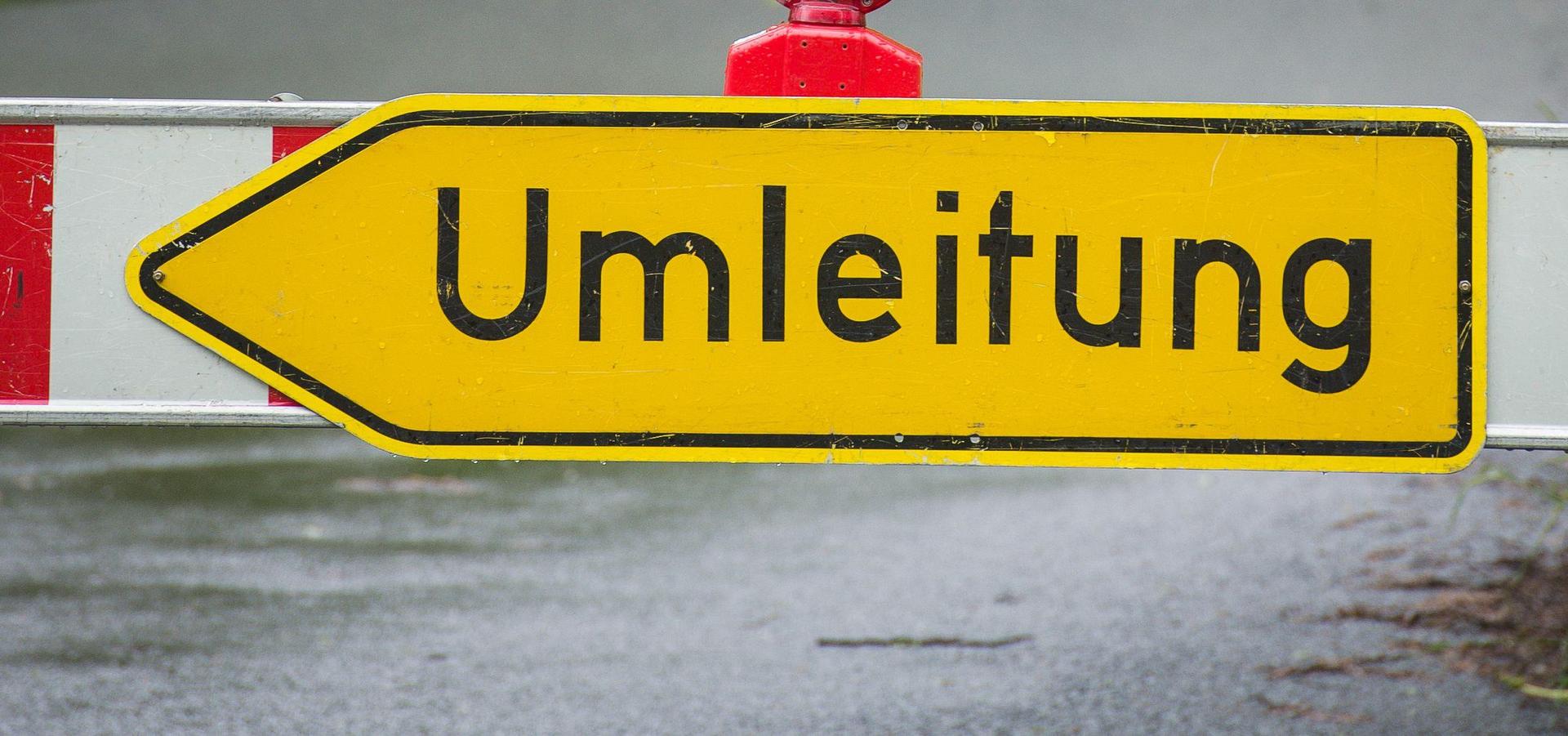 Umleitung (Symbolbild: David Ebener/dpa)