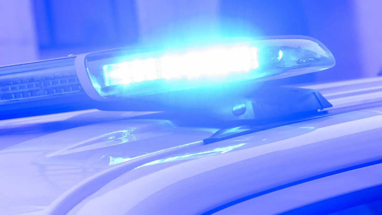 In Kümmersbruck stoppte die Polizei einen alkoholisierten Fahrer. Dabei stellten sie ein weiteres Vergehen fest.  (Symbolbild: Julian Stratenschulte/dpa)