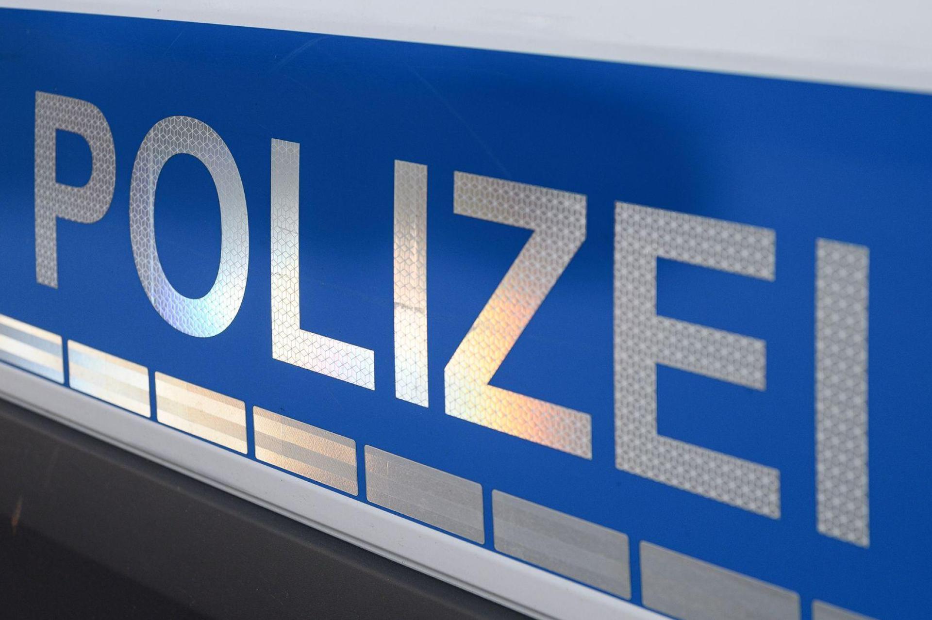 Die Polizei Amberg berichtet von einem Motorradunfall bei Ullersberg.  (Symbolbild: Daniel Vogl/dpa)