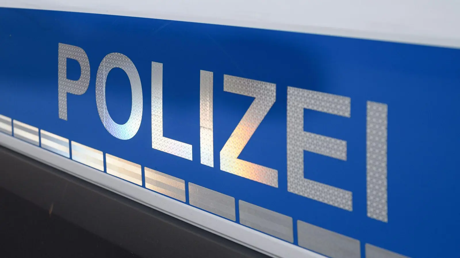 Die Polizei sucht Zeugen zu einer Sachbeschädigung in Amberg. (Symbolbild: Daniel Vogl/dpa)