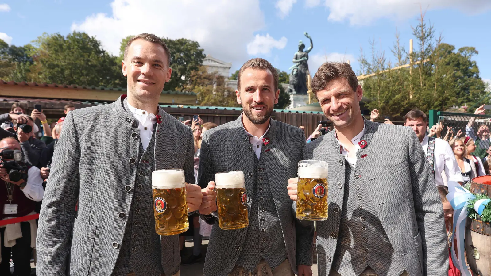 Manuel Neuer (l-r), Harry Kane und Thomas Müller auf dem Oktoberfest. (Bild: Alexander Hassenstein/dpa)