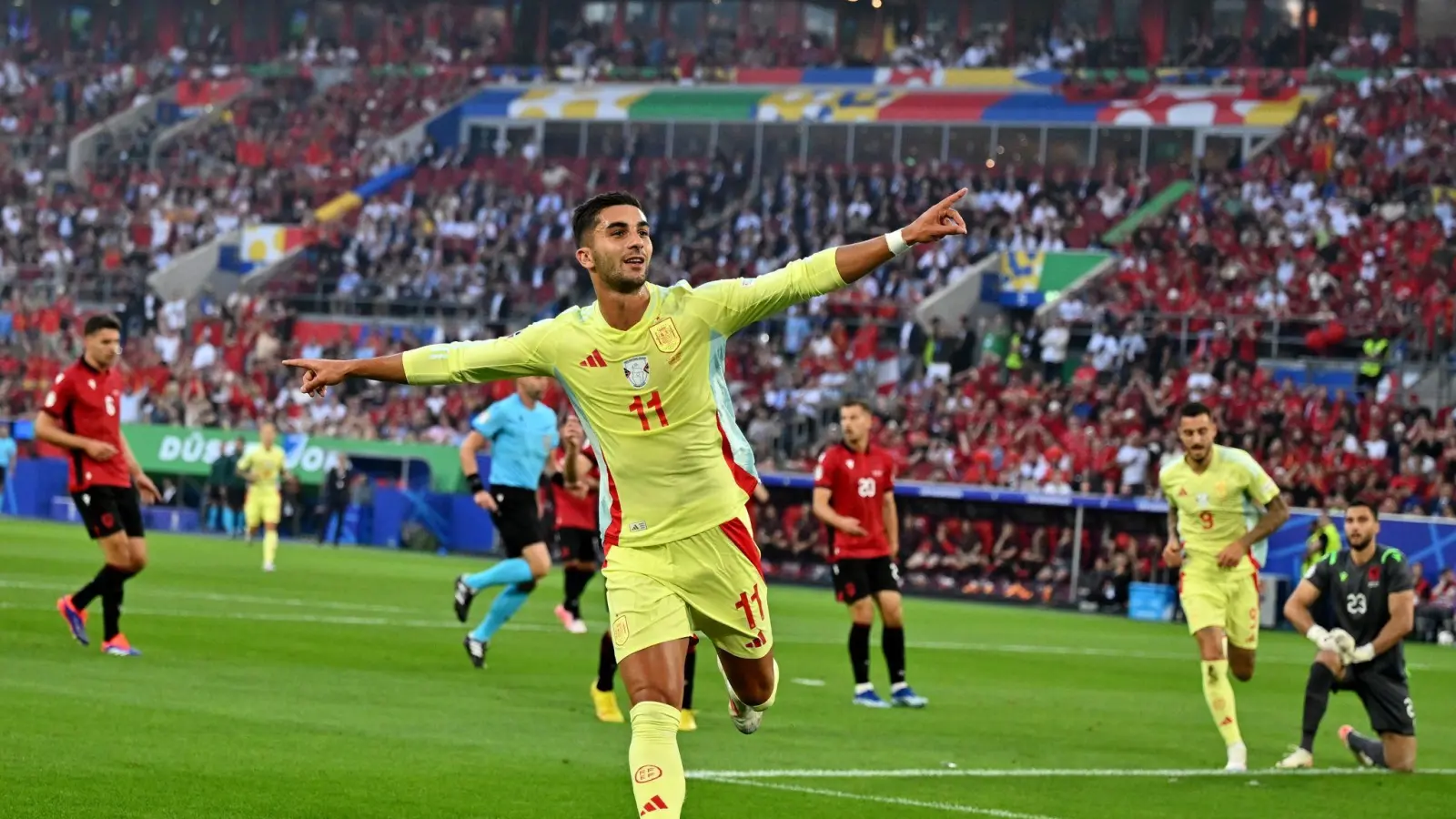 Spaniens Ferrán Torres jubelt nach seinem Siegtreffer zum 1:0. (Bild: Marius Becker/dpa)