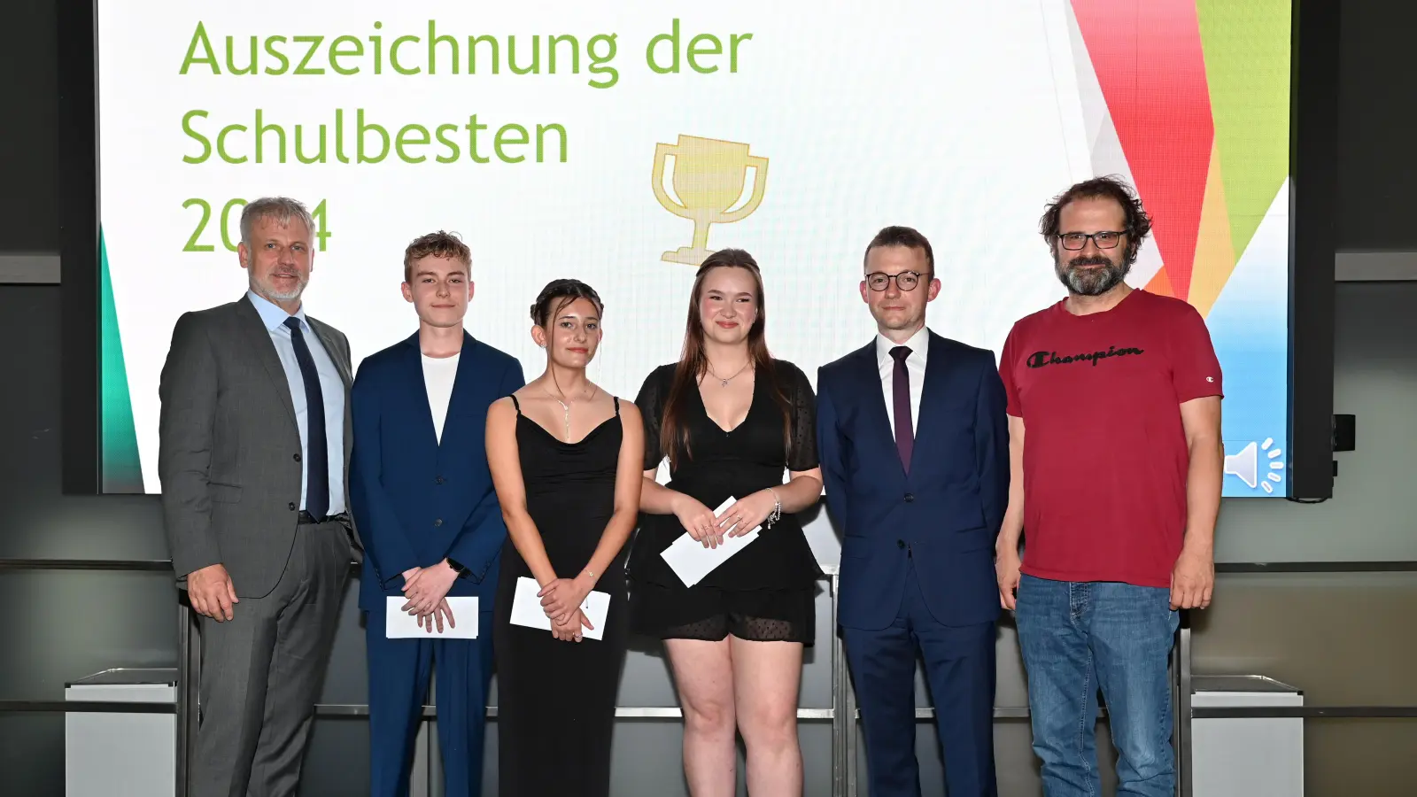 Schulleiter Eduard Bauer freut sich mit den Schulbesten Luis Kummer (10 a), Paula Lang (10 b) und Marie Krüger (BF 11a). Es gratulieren auch Studiendirektor Dominik Schmidt und Fördervereinsvorsitzender Jens Maschke. (Bild: Fotostudio Kraus, Vohenstrauß/exb)