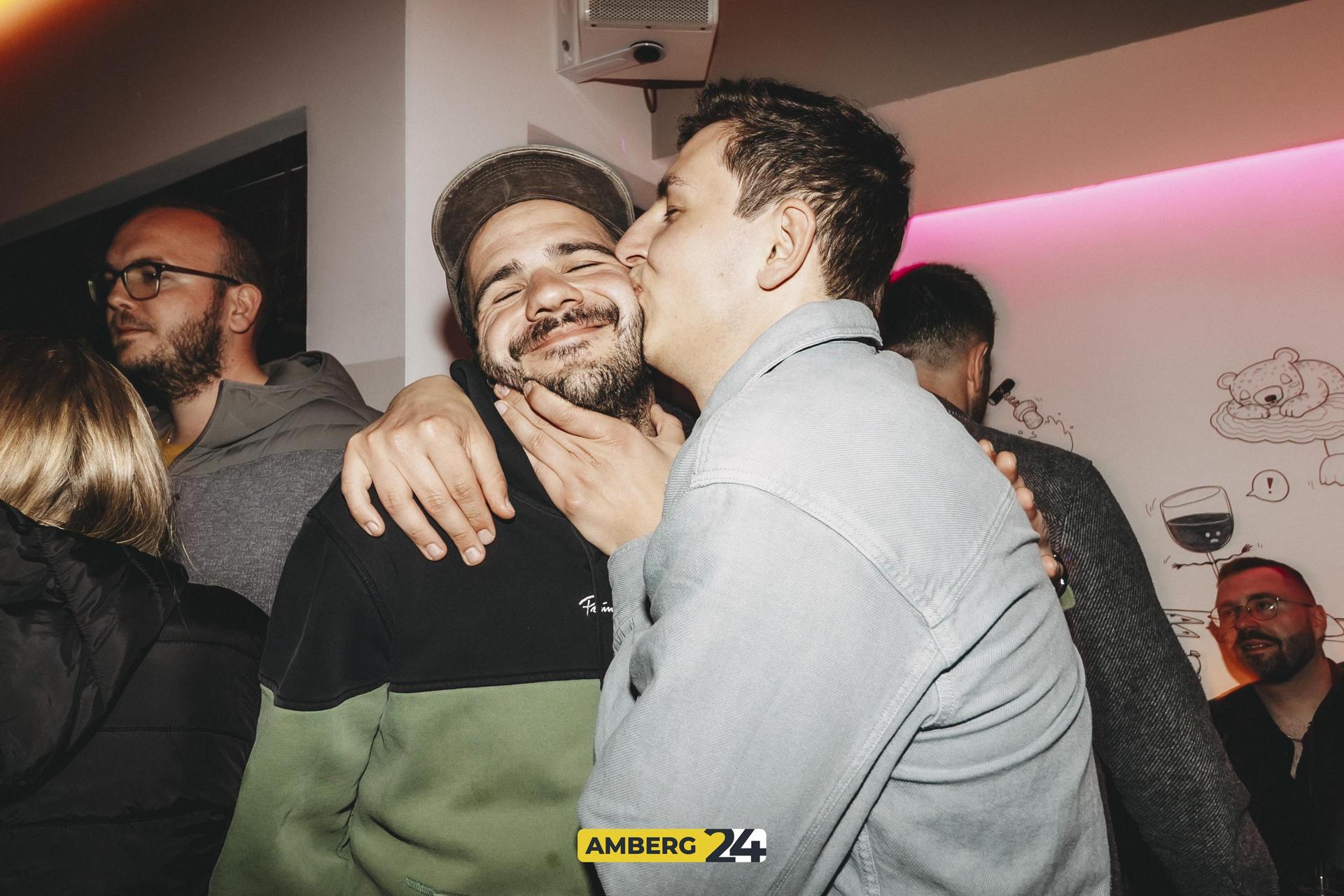 Im Colomba gab es am Samstag wieder etwas zu feiern. Die Club Rotation brachte die besten Hits seit den 90ern in die Bar. (Bild: Lolografie)