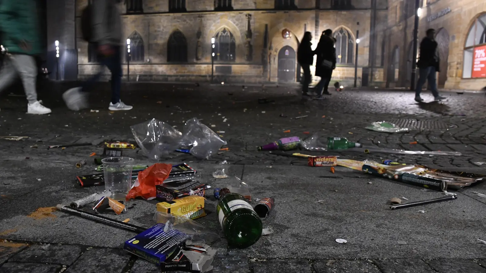 So wird es vermutlich in Amberg in der Silvesternacht und danach auch wieder aussehen. In der Hoffnung allerdings, dass es beim Müll bleibt und alles verletzungsfrei abläuft. (Archivbild: Petra Hartl)