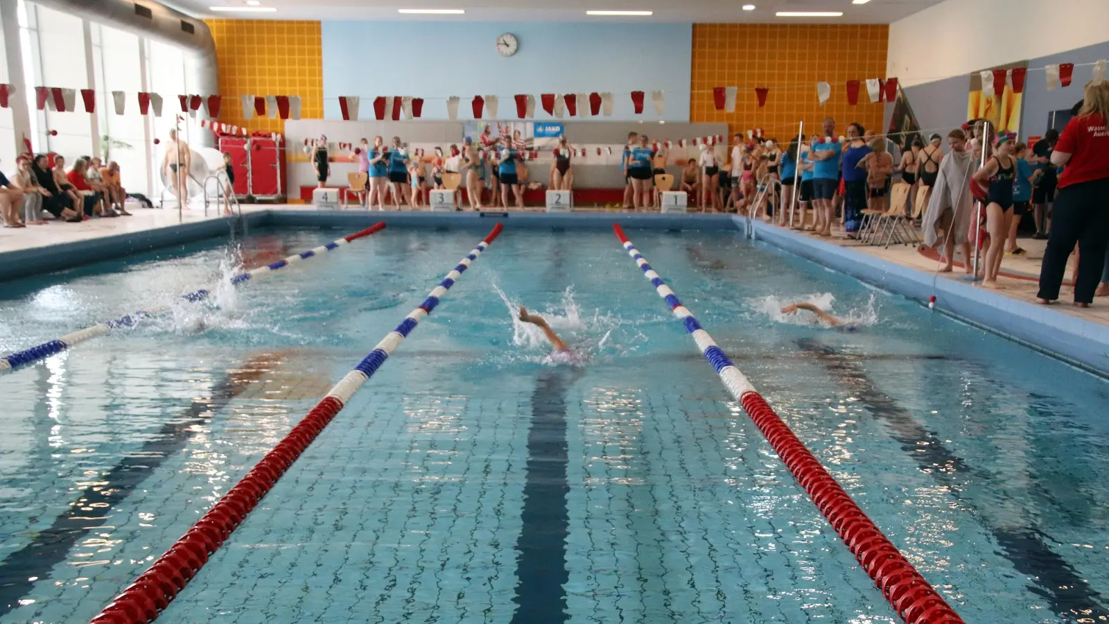 Von Donnerstag bis Montag, 3. bis 7. Oktober, bleibt das Auerbacher Hallenbad – hier ein Archivbild von den städtischen Schwimmmeisterschaften – fünf Tage geschlossen. (Archivbild: jma)