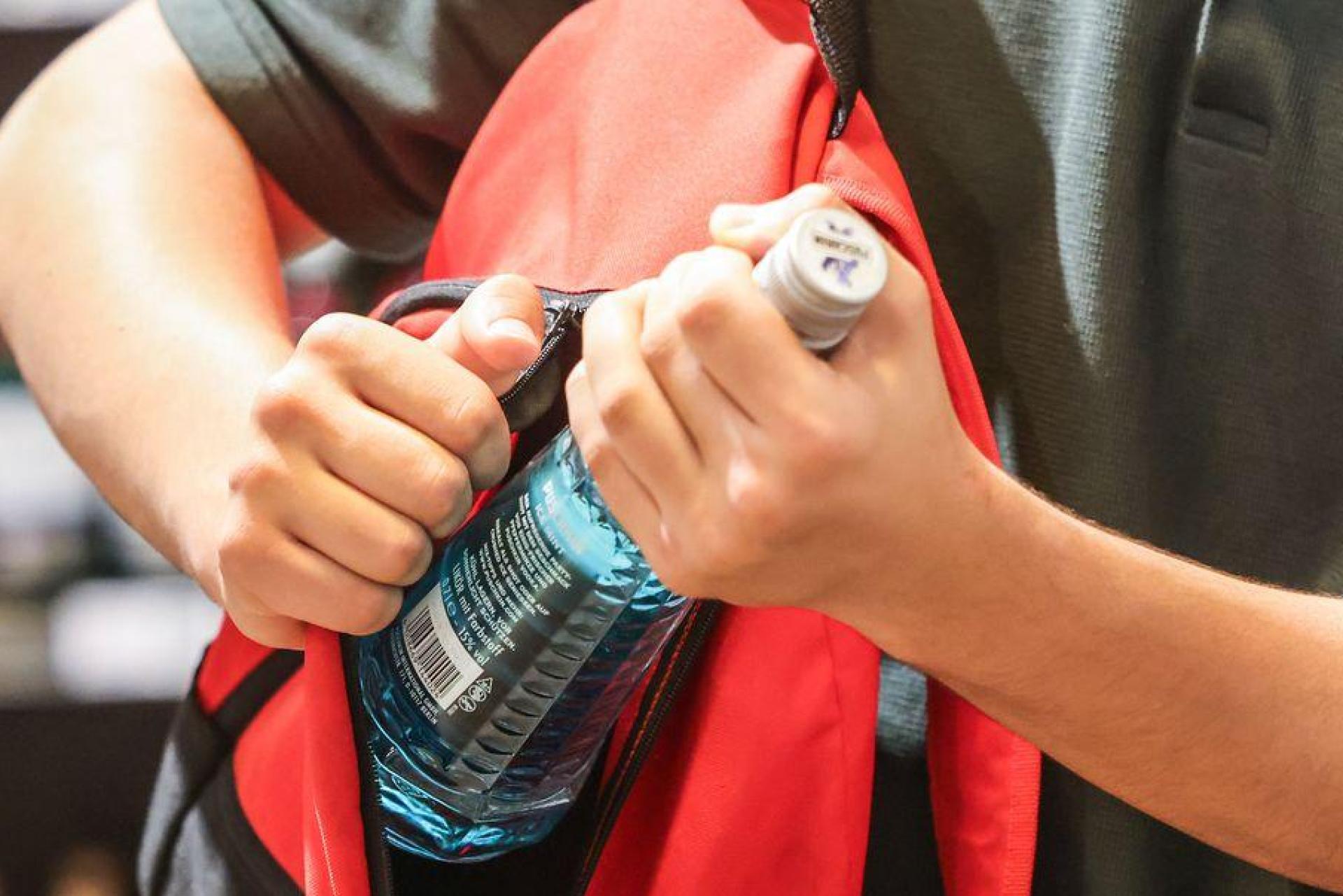 Zwei Männer stecken in einem Verbrauchermarkt in Amberg Schnaps und eine Armbanduhr ein. (Symbolbild: Oliver Berg/dpa)