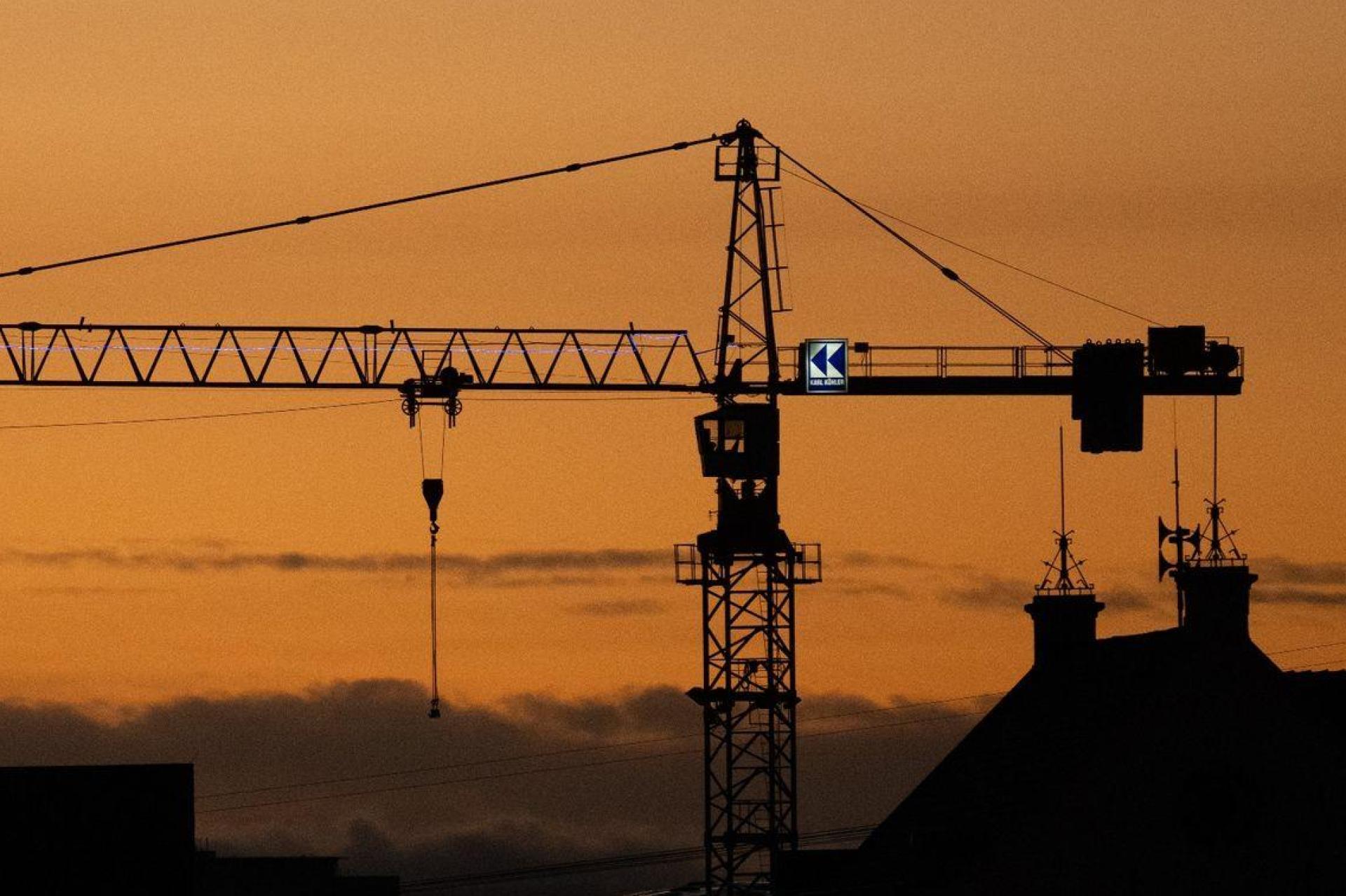 Die Baubranche sucht im Bereich Amberg Mitarbeiter. (Symbolbild: Sebastian Kahnert/dpa)
