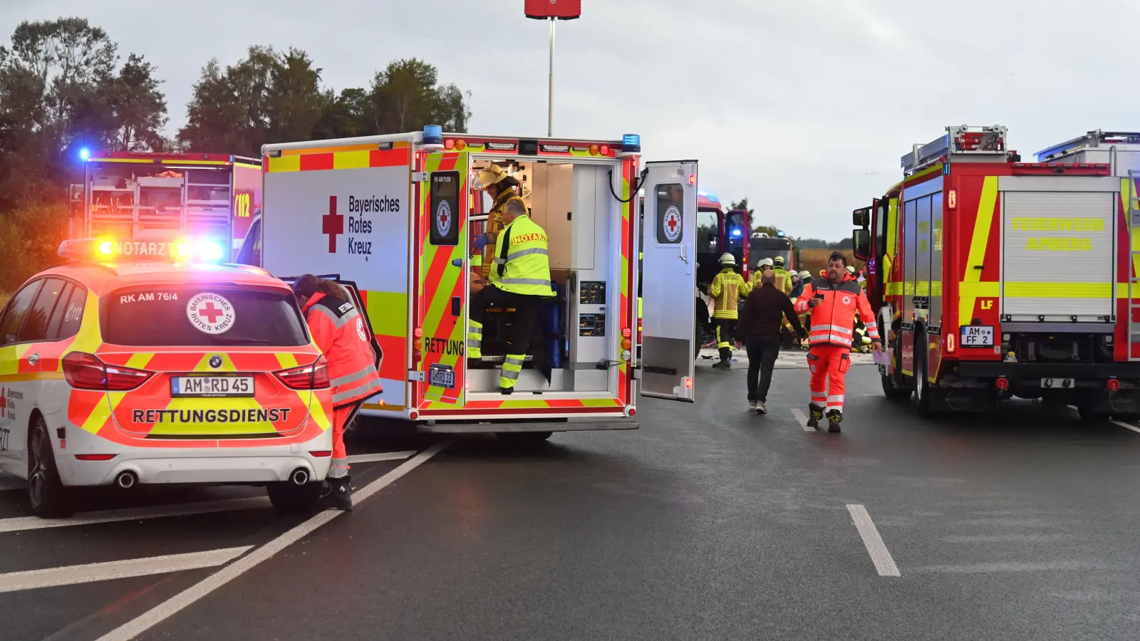 Bei einem schweren Unfall im Stadtgebiet von Amberg auf der B85 wurden am Morgen zwei Menschen schwer verletzt.  (Bild: gf)