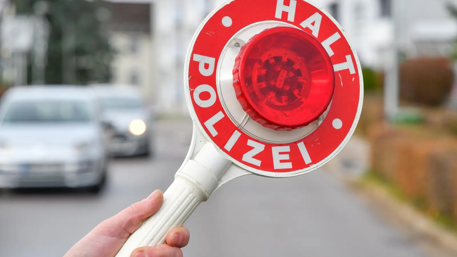 Eine Polizei-Kontrolle in der Hofgartenstraße galt am Mittwoch der verbotenen Nutzung von Mobiltelefonen am Steuer.  (Symbolbild: Petra Hartl)