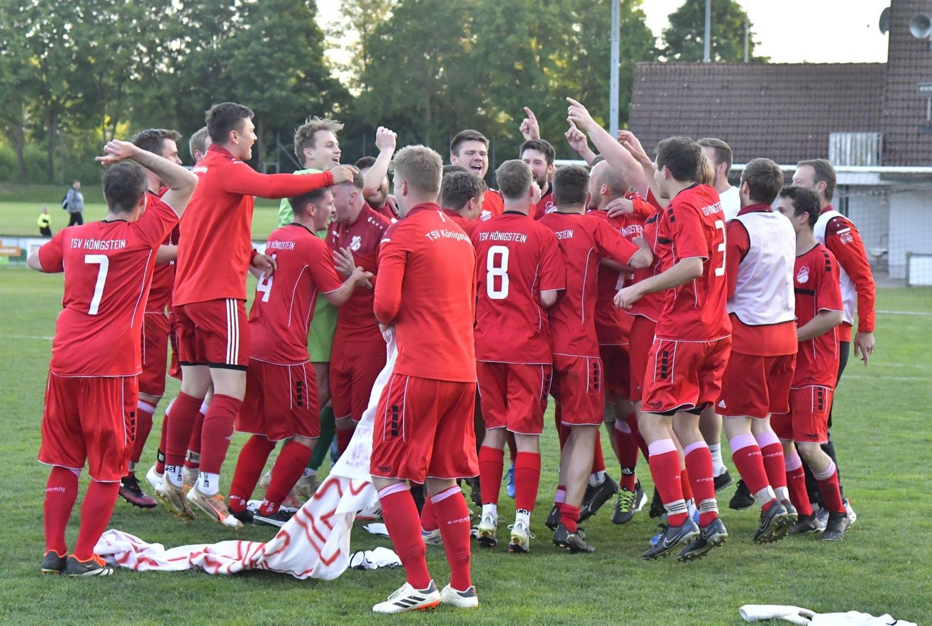 Aufstieg in die Kreisklasse. Der TSV Königstein II jubelt nach dem Spiel. (Bild: Hubert Ziegler)