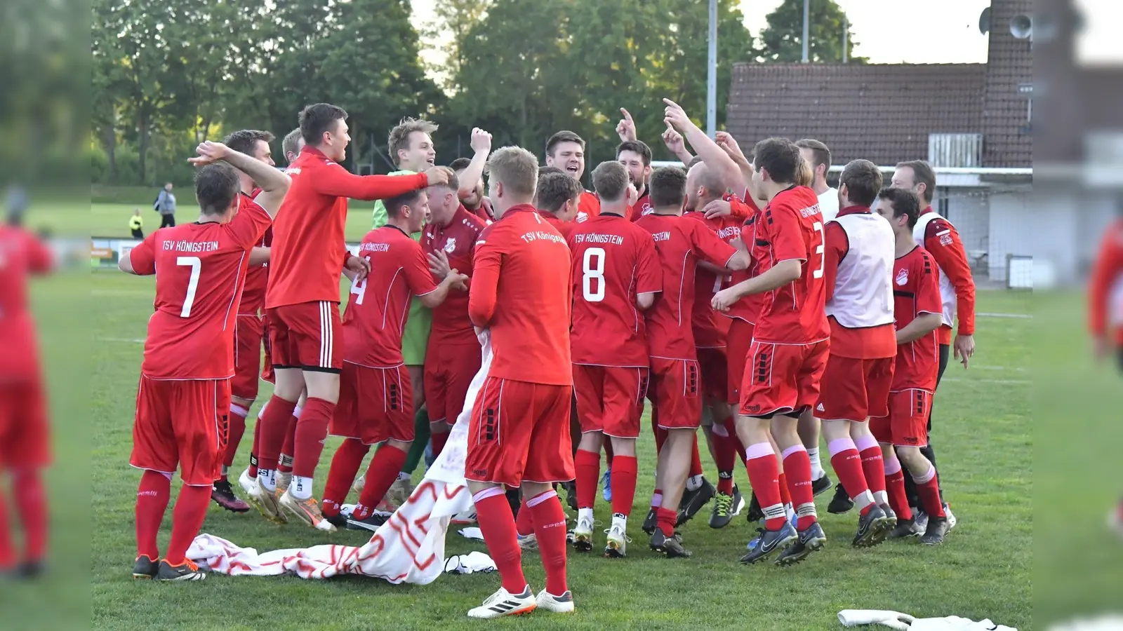 Aufstieg in die Kreisklasse. Der TSV Königstein II jubelt nach dem Spiel. (Bild: Hubert Ziegler)