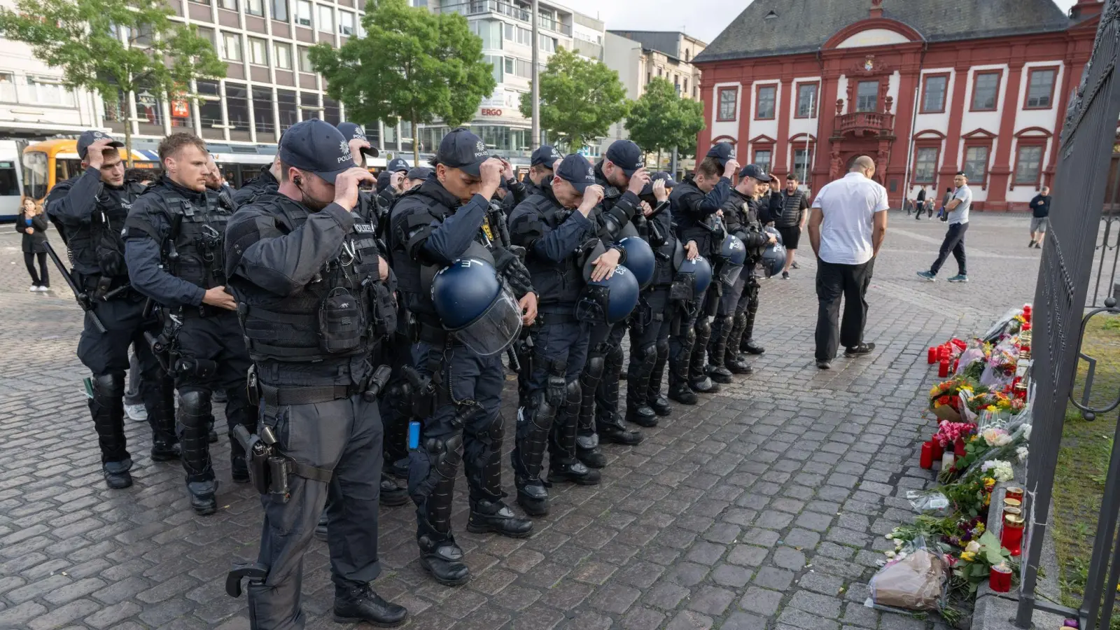 Polizisten trauern auf dem Mannheimer Marktplatz um ihren getöteten Kollegen. (Bild: Boris Roessler/dpa)