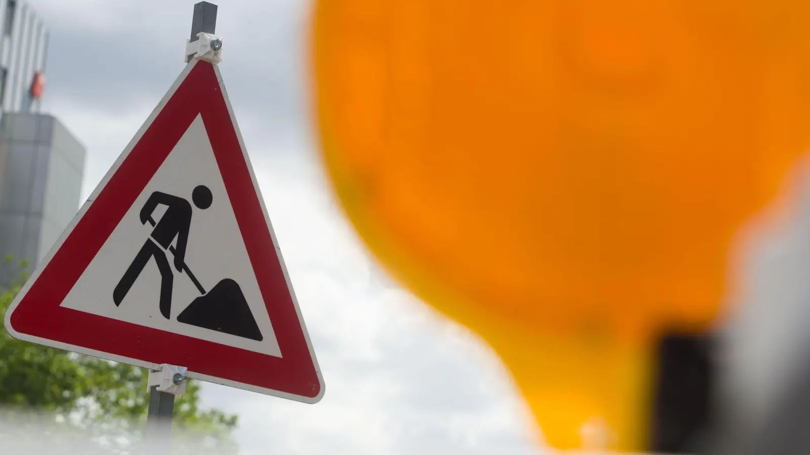 Wegen Kanalbauarbeiten entlang der Nürnberger Straße muss die B85 in Amberg zwischen dem Schmetterling und der Speckmannshofer Kreuzung abschnittsweise halbseitig gesperrt werden.  (Symbolbild: Lino Mirgeler/dpa)