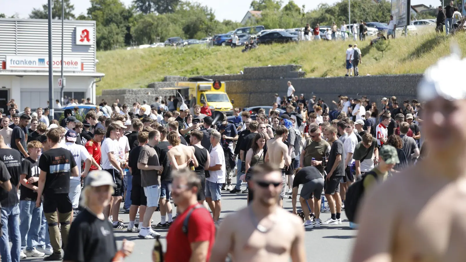 Tausende Menschen haben sich laut Polizei in und um Altschauerberg in Mittelfranken versammelt - sogenannte Hater des Youtubers „Drachenlord“.  (Bild: David Oßwald/NEWS5/dpa)