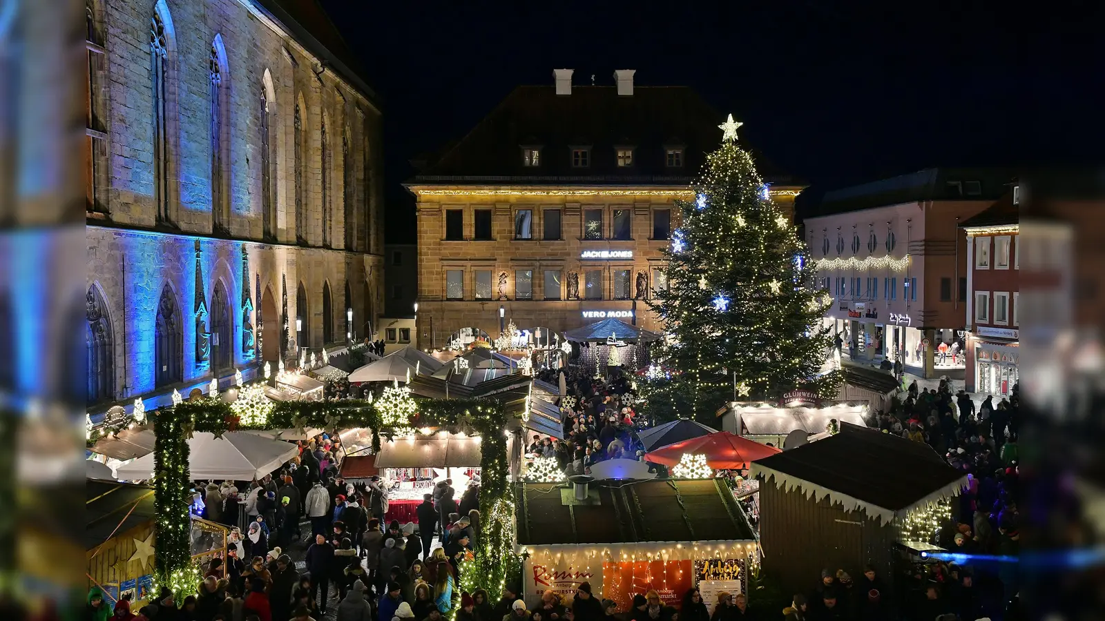 Der Amberger Christkindlmarkt erfreut sich großer Beliebtheit. (Bild: Petra Hartl)