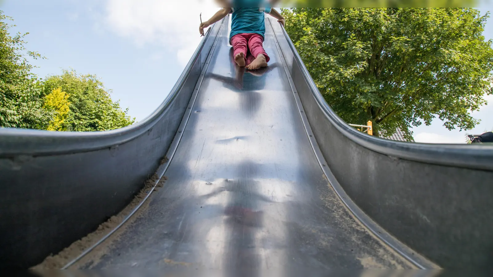 Auf einem Spielplatz in Amberg wurden an einer Rutsche Sicherungsteile abmontiert. Die Polizei sperrte den Platz. (Symbolbild: Christin Klose)