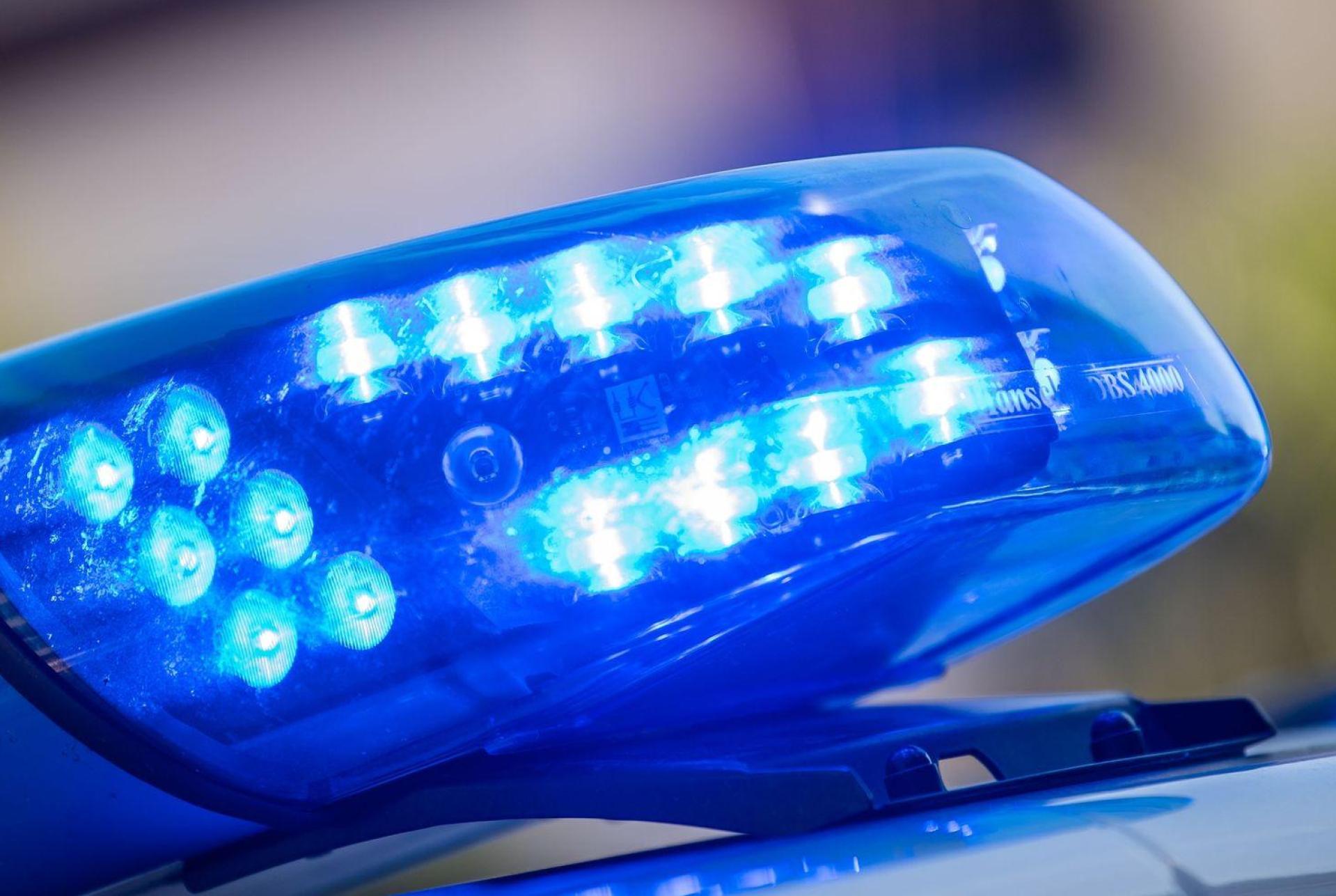 Im Lauterachtal kam es am Montag zu einem Verkehrsunfall. (Symbolbild: Lino Mirgeler/dpa)