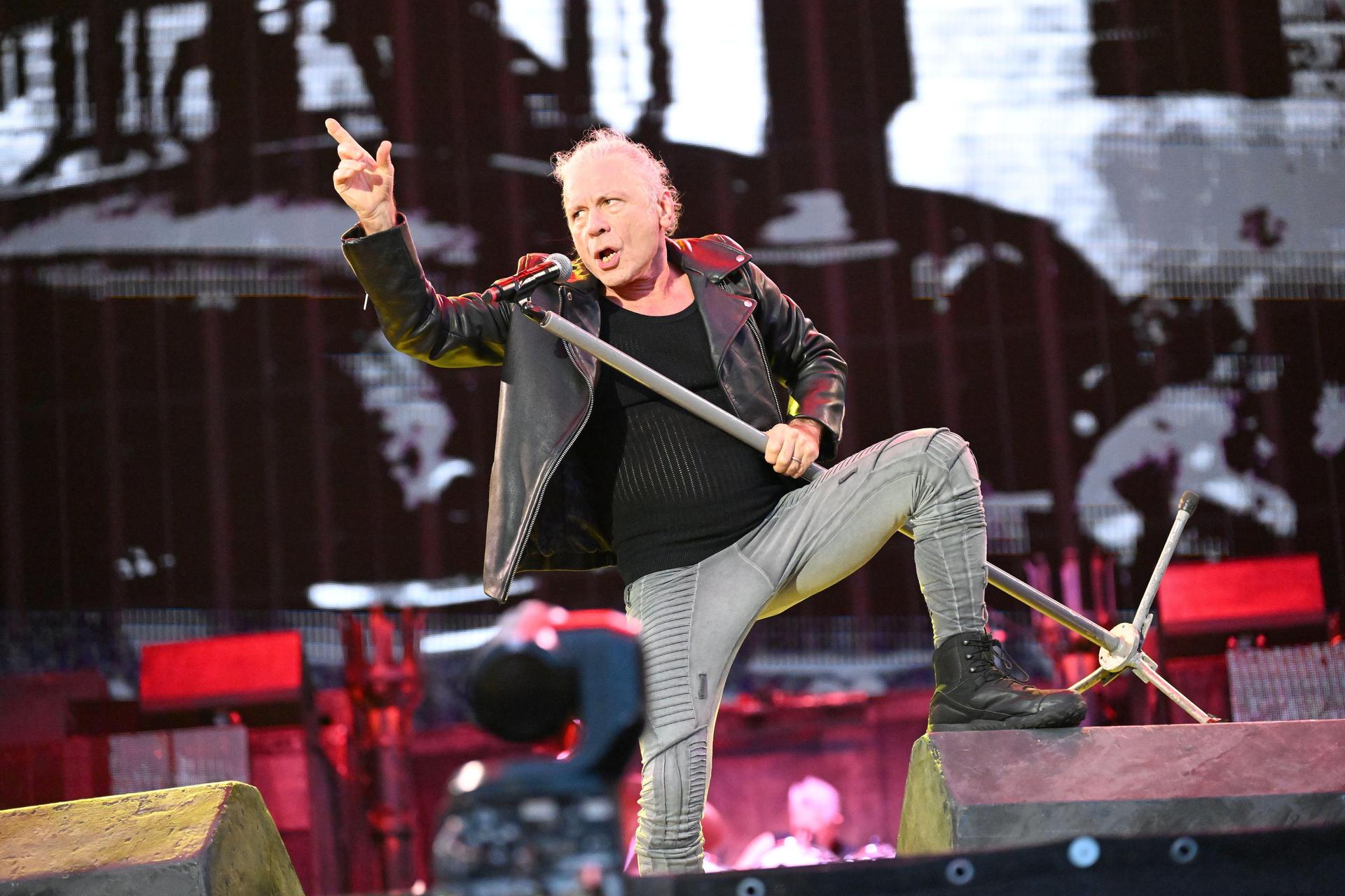 Agil wie eh und je auch nach 45 Jahren bei Iron Maiden: Bruce Dickinson in Aktion. (Bild: Tobias Schwarzmeier)