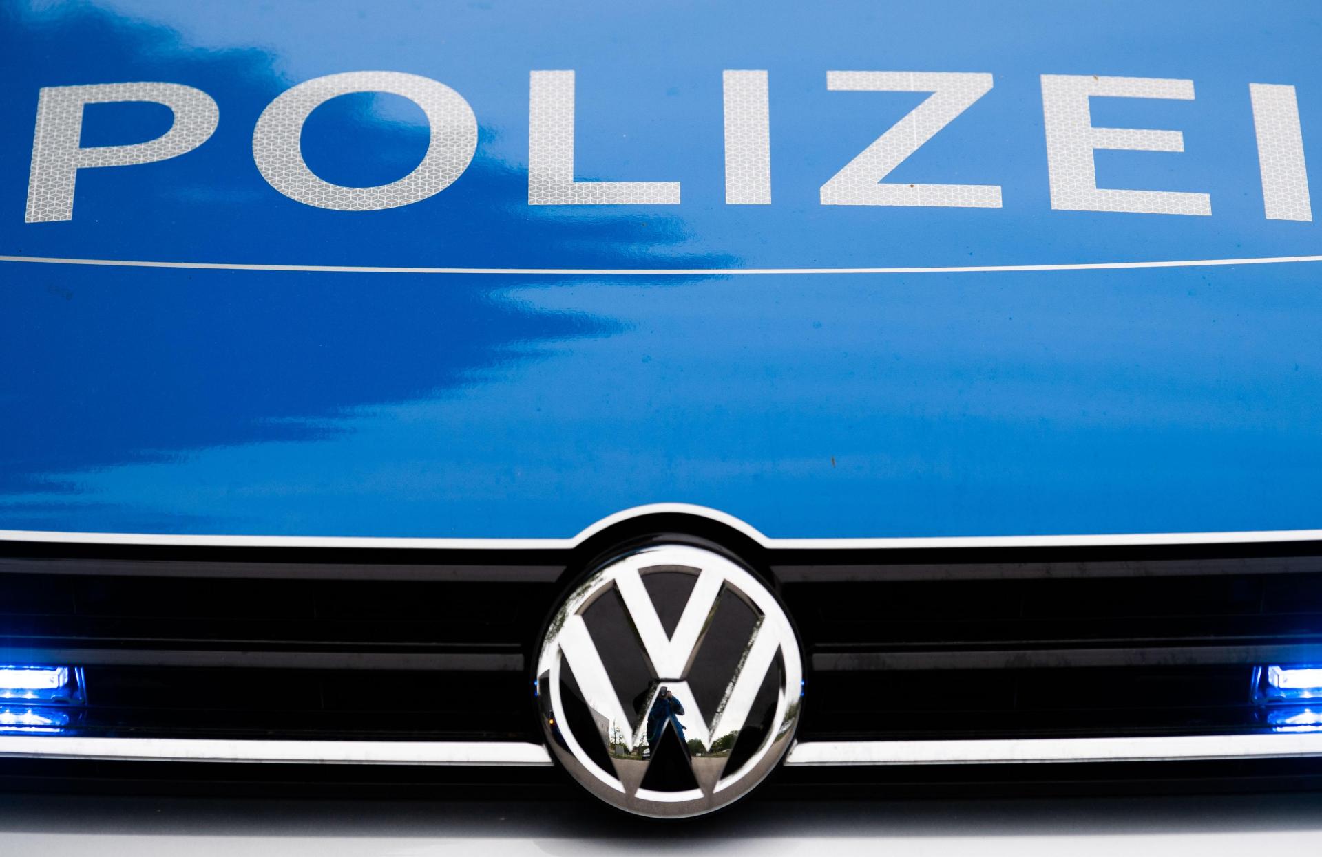 In Amberg hat ein Unbekannter ein Auto angefahren. (Symbolbild: Lino Mirgeler/dpa)