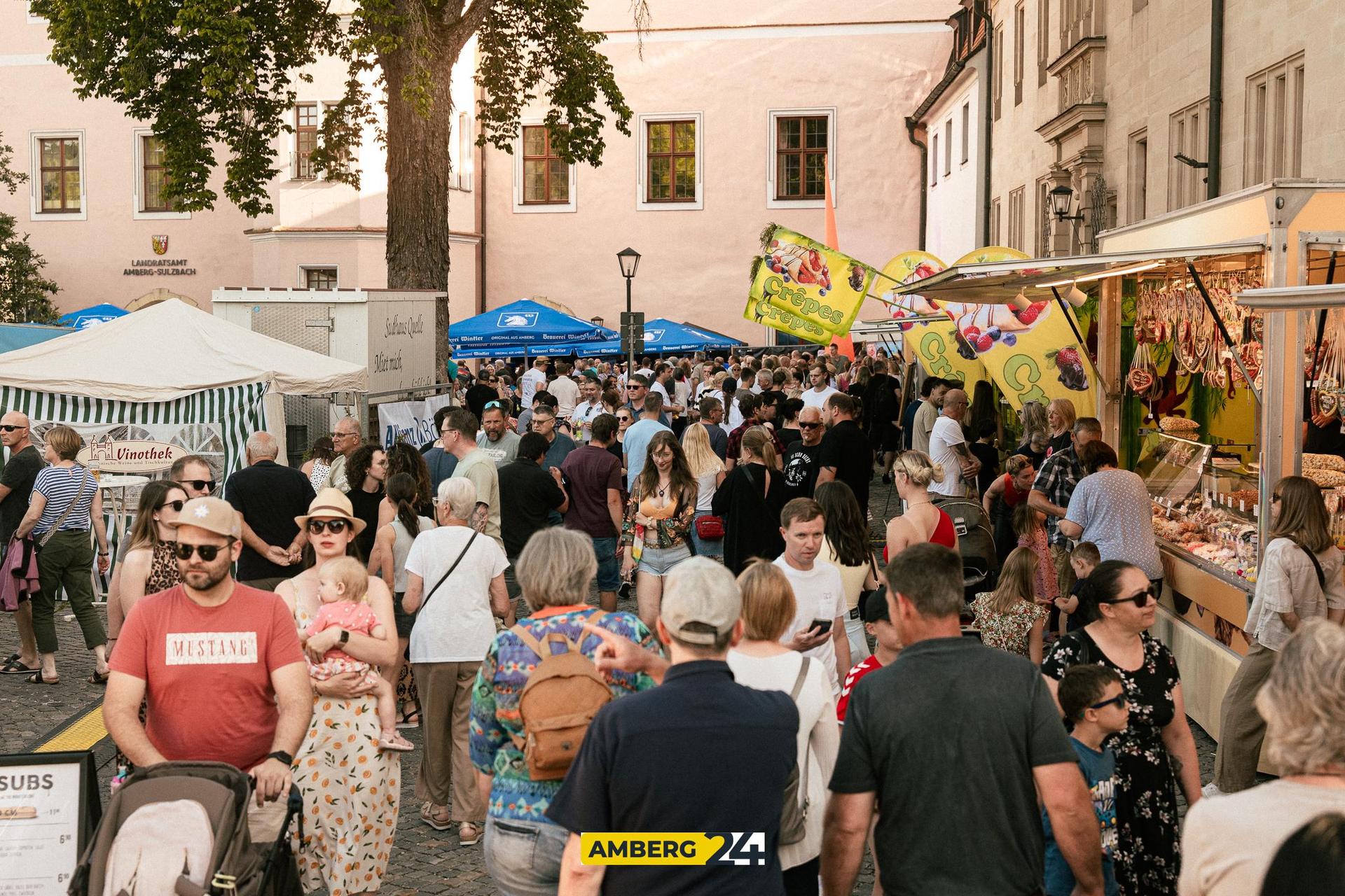 Einen ganz eigenen Vibe gab's auf dem Altstadtfest im Innenhof des Landratsamts! (Bild: David Mueller)