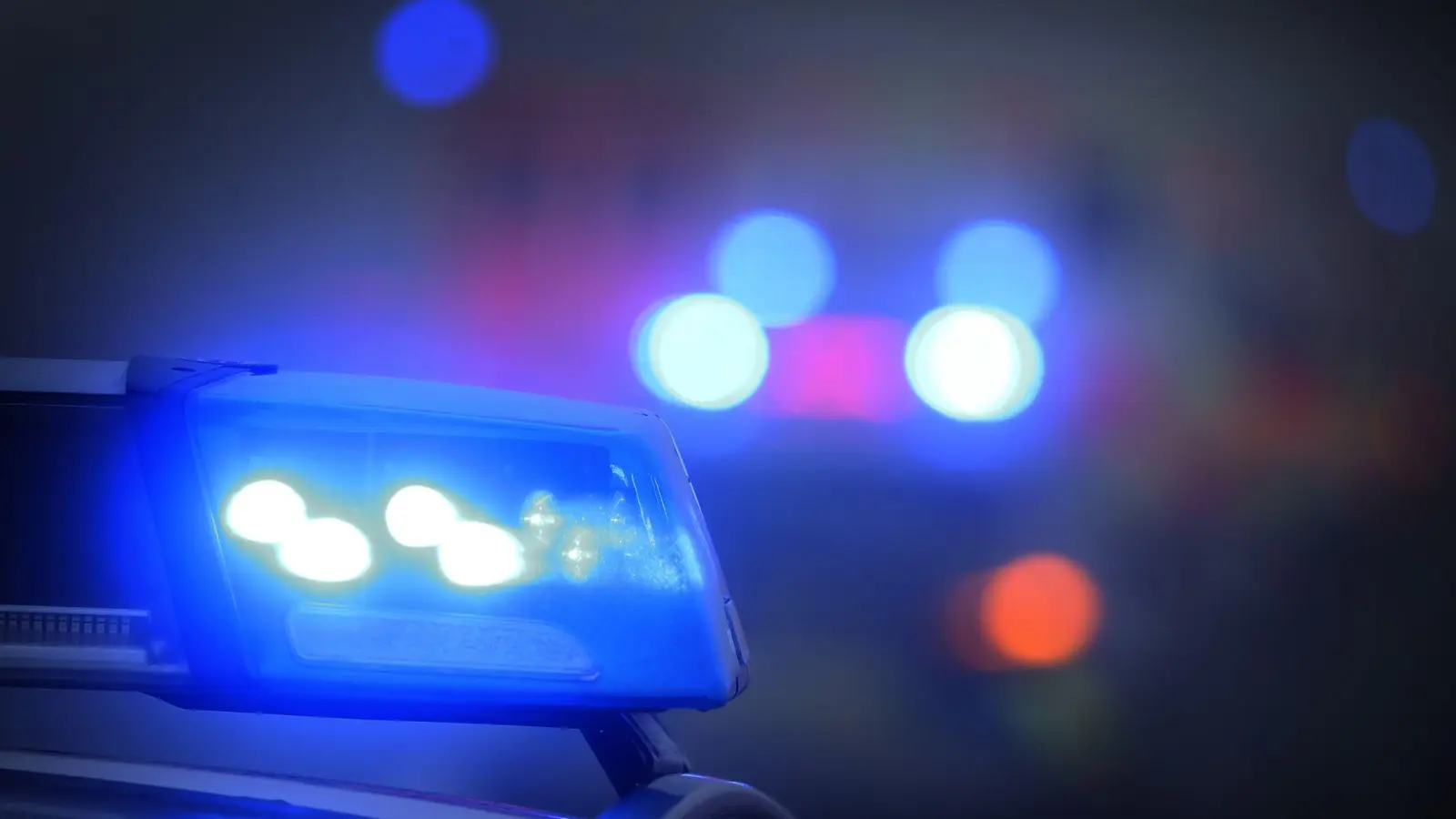 In Amberg soll ein 70-Jähriger eine Nachbarin sexuell genötigt und sie mit einem Messer bedroht haben. (Symbolbild: Karl-Josef Hildenbrand/dpa)