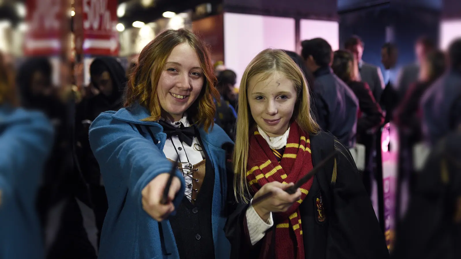 Zwei Fans, zwar nicht auf dem 24-Harry-Potter-Marathon im Cineplex Amberg, aber trotzdem angemessen gekleidet. (Symbolbild: Facundo Arrizabalaga)