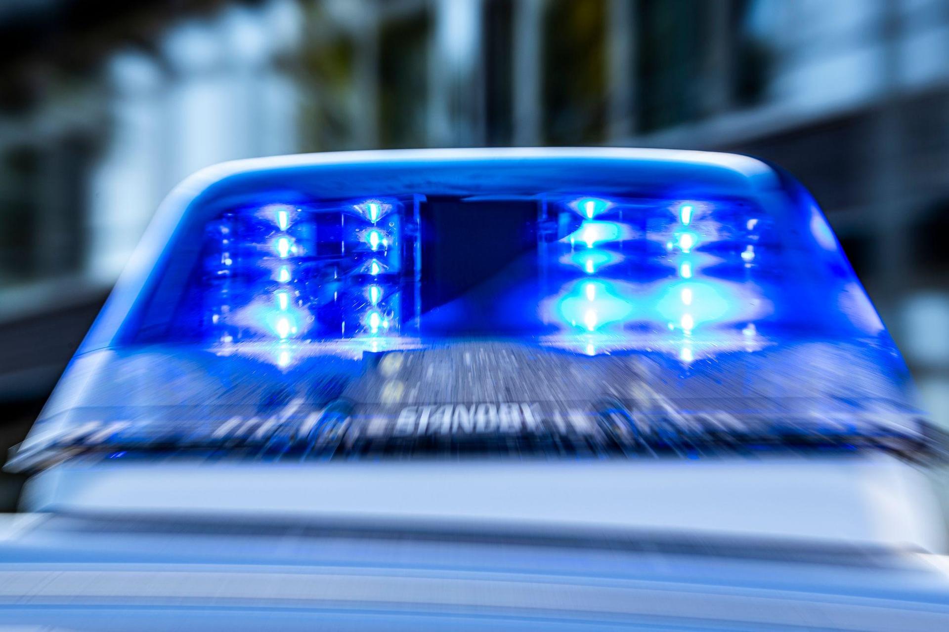 Ein 19-Jähriger wurde in Amberg beim Fahren ohne Führerschein erwischt. Die Polizei stoppte die Weiterfahrt und leitete ein Strafverfahren ein. (Symbolbild: David Inderlied/dpa)