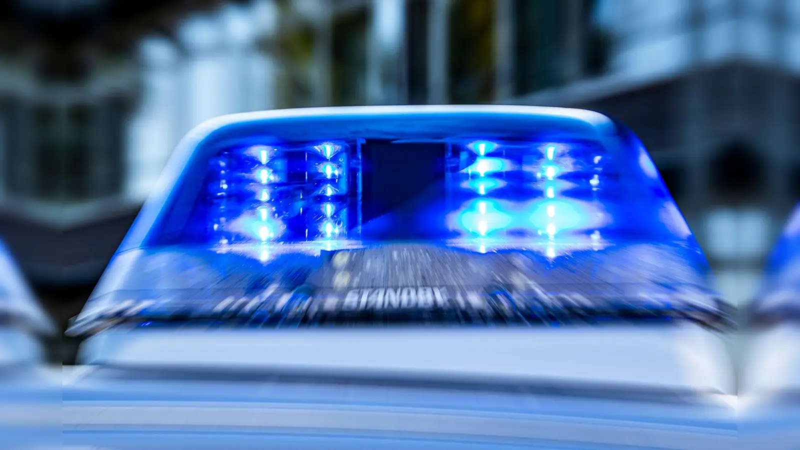 Ein 19-Jähriger wurde in Amberg beim Fahren ohne Führerschein erwischt. Die Polizei stoppte die Weiterfahrt und leitete ein Strafverfahren ein. (Symbolbild: David Inderlied/dpa)