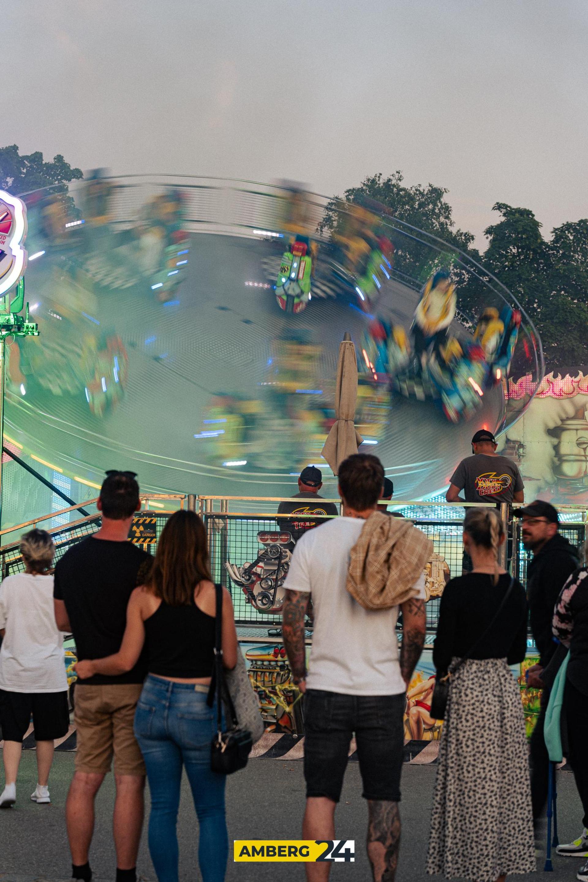 Am zweiten Dult-Freitag haben die „Bärntreiber” mit euch Party gemacht. Fotograf David war für uns unterwegs und hat die Stimmung festgehalten. (Bild: David Mueller)