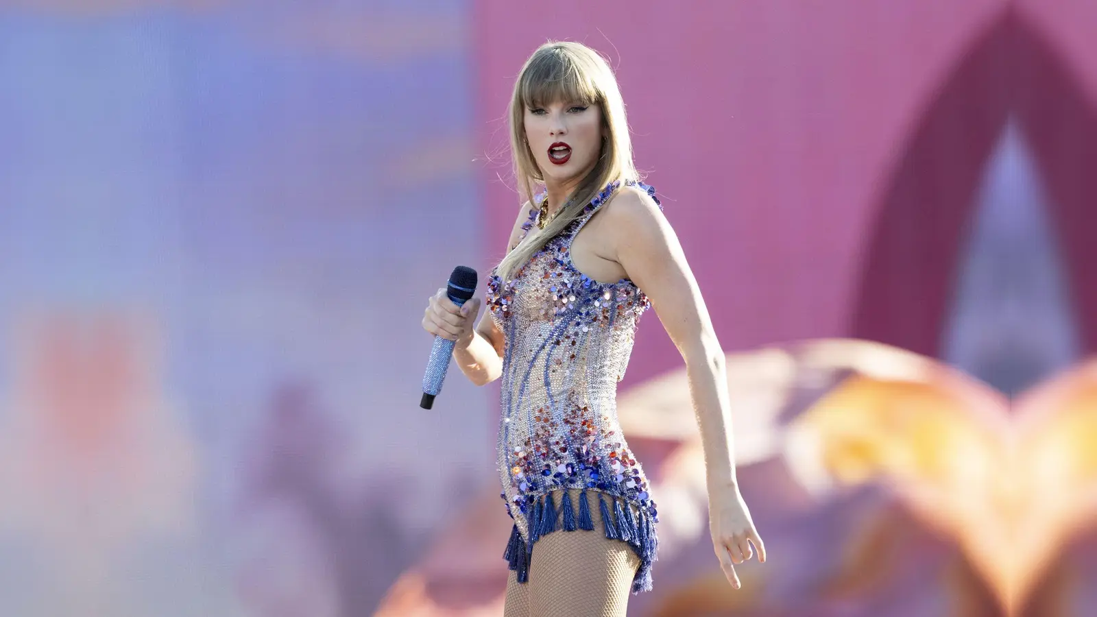 Taylor Swift tritt während ihres Konzerts im Rahmen ihrer „Eras Tour“ im schweizierischen Letzigrund-Stadion auf. (Bild: Ennio Leanza/KEYSTONE/dpa)