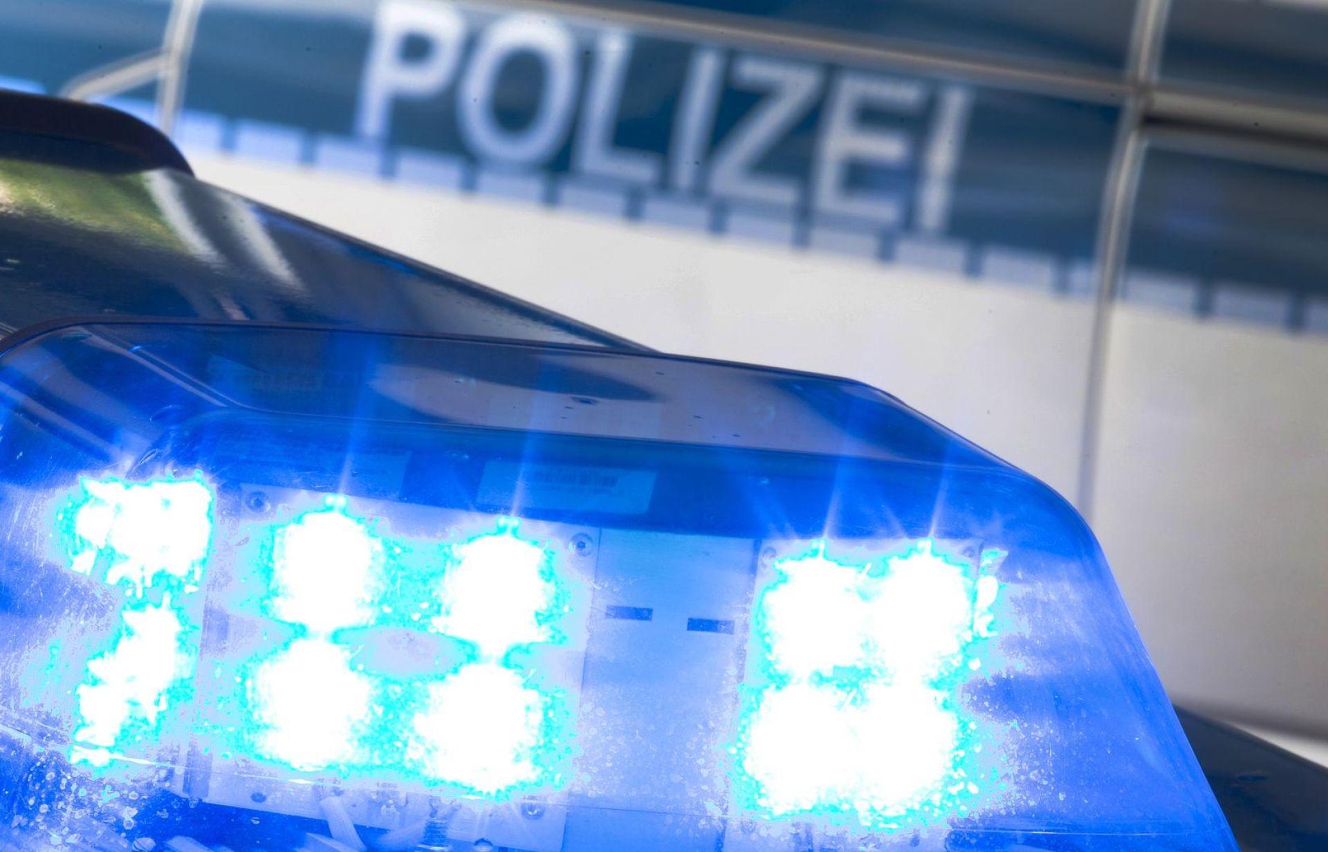 In Amberg wurden zwei Sicherheitsmitarbeiter von alkoholisierten Gästen angegriffen. Beide Vorfälle ereigneten sich vor Lokalen. (Symbolbild: Friso Gentsch/dpa)