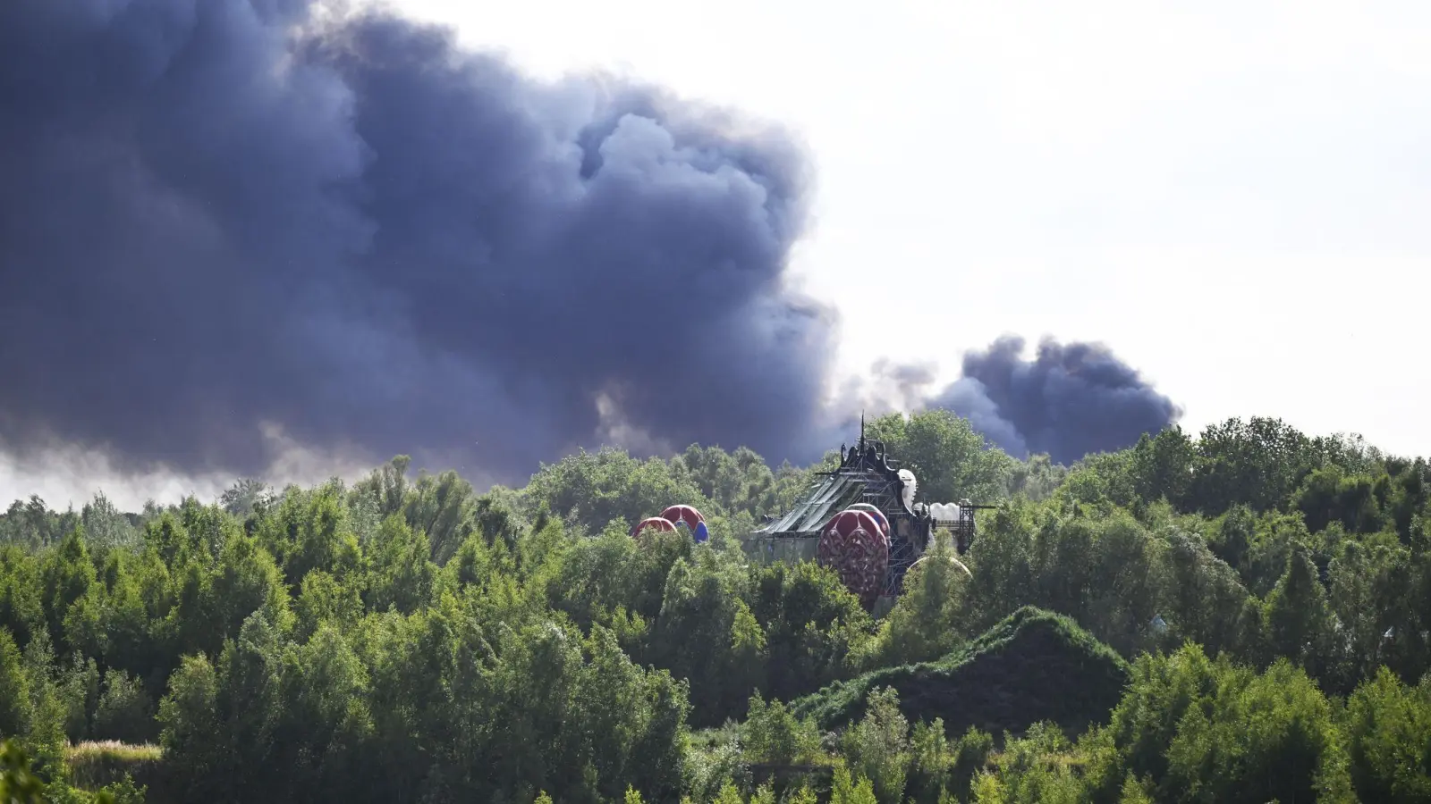 Auf dem Gelände des Tomorrowland-Festivals in Boom wütet ein schwerer Brand. (Bild: Tom Goyvaerts/Belga/dpa)