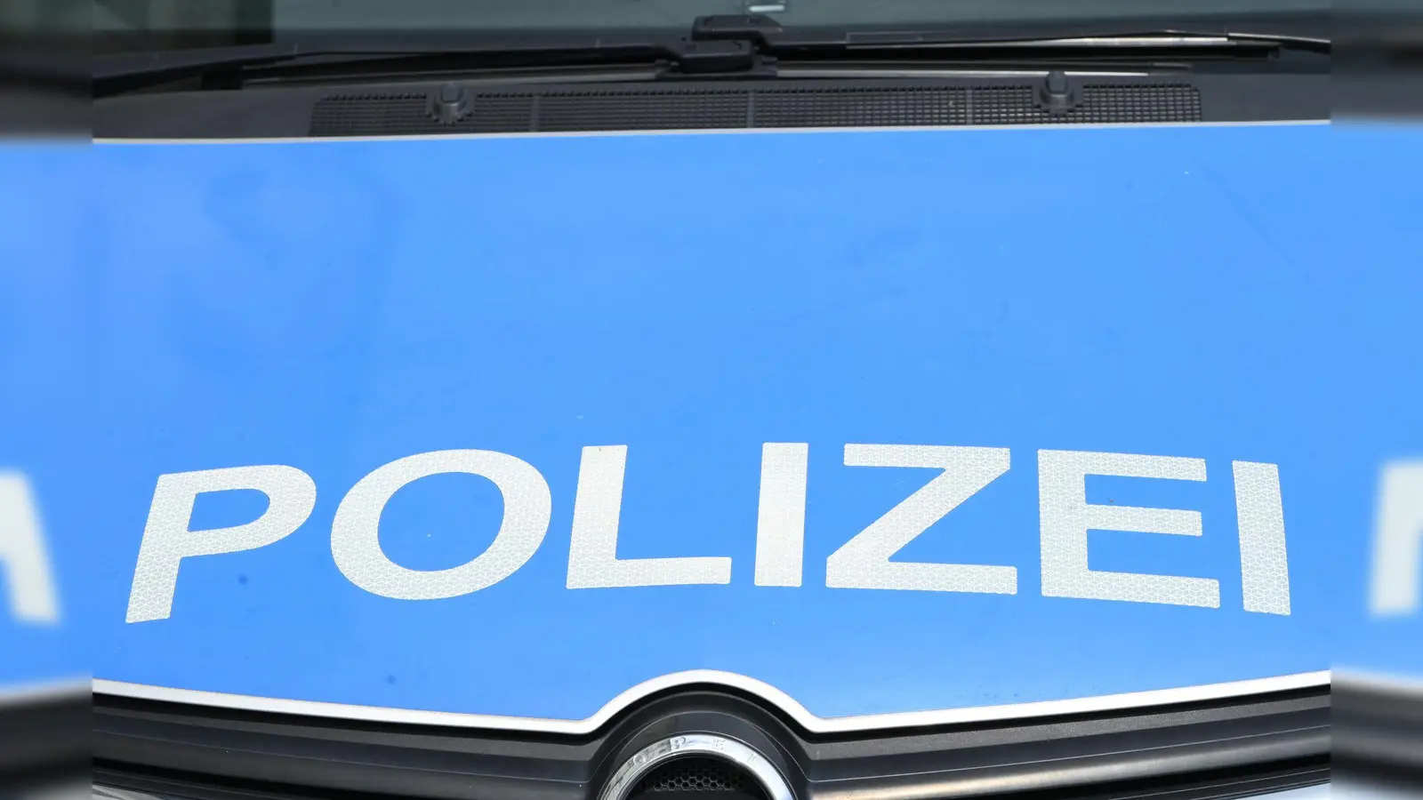 Während eines Wendemanövers kam es in Amberg zu einem Unfall mit hohem Sachschaden. (Symbolbild: Malin Wunderlich/dpa)