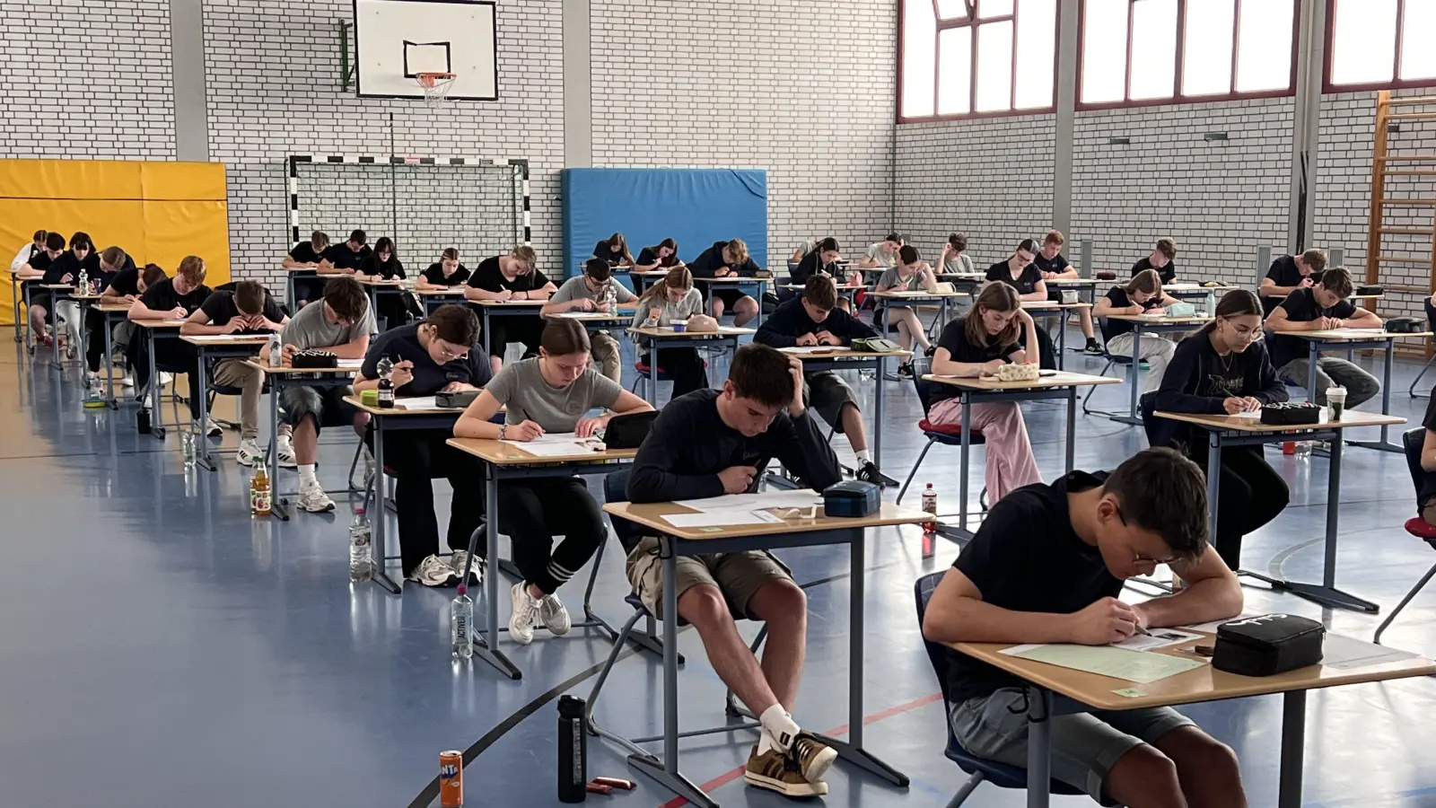 Die 48 Abschlussschüler bei ihren Prüfungen im Fach Englisch am Freitag in der Schulturnhalle. (Bild: hdk)
