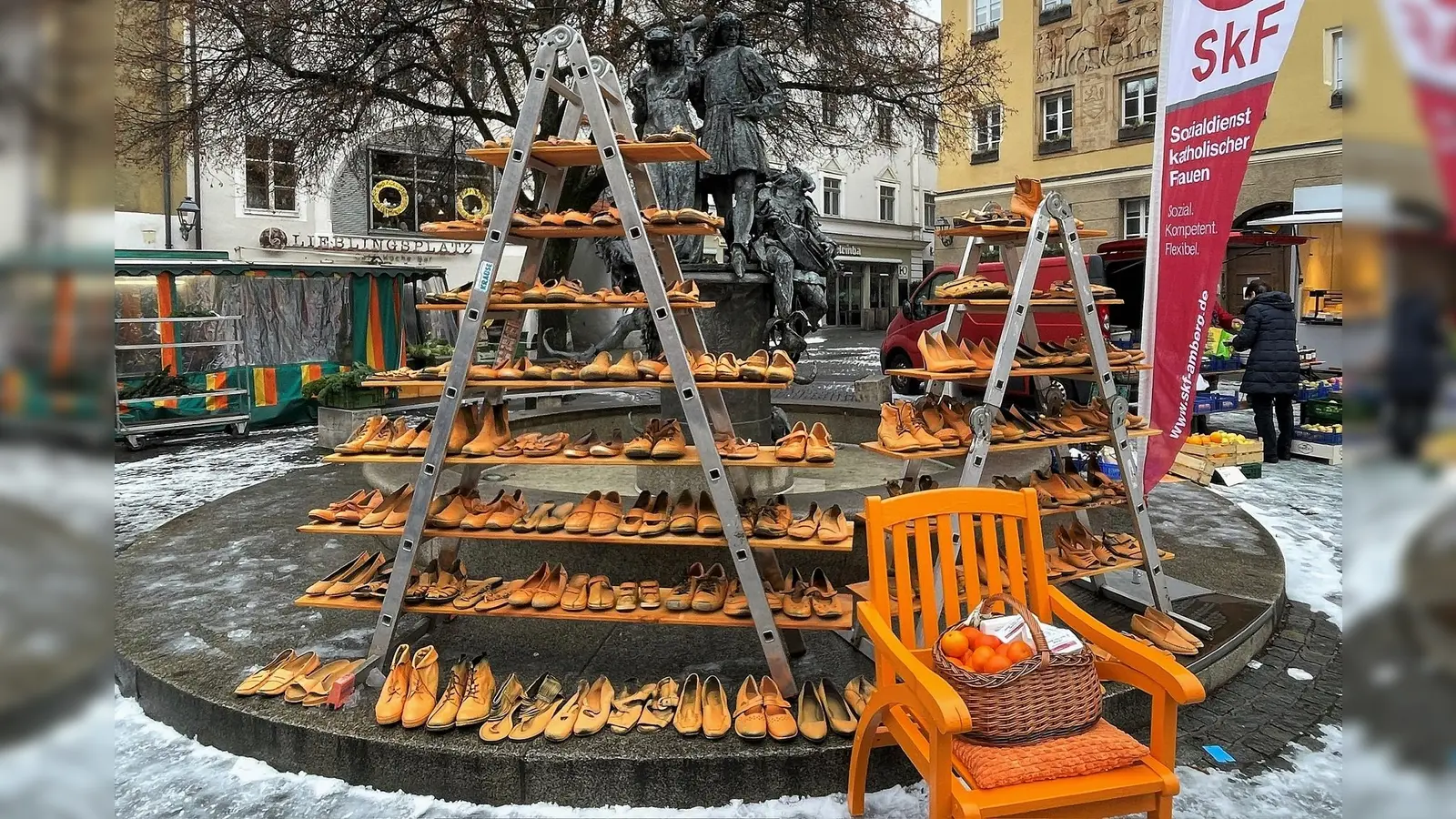 Auch in diesem Jahr standen orangefarbene Schuhe und erstmals auch ein leerer Stuhl stellvertretend für die im vergangenen Jahr durch ihre Partner oder Expartner ermordeten Frauen. (Bild: Susanne Schwab)
