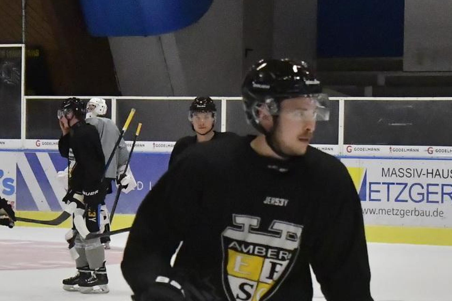 Nach einigen Trainingseinheiten auf dem Eis steht für die Spieler des ERSC Amberg am Sonntag das erste Testspiel an. Zu Gast ist Oberligist Passau Black Hawks. (Bild: Hubert Ziegler)