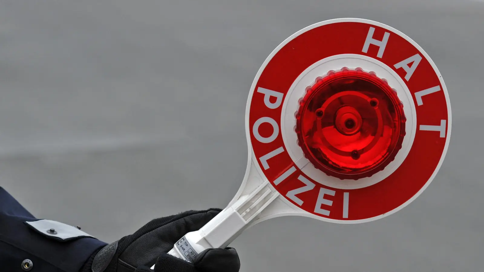 Zivilpolizisten der Amberger VPI haben auf der A6 im Birgland zwei mutmaßliche Diebe aus dem Verkehr gezogen. (Symbolbild: Matthias Hiekel/dpa-Zentralbild/dpa)