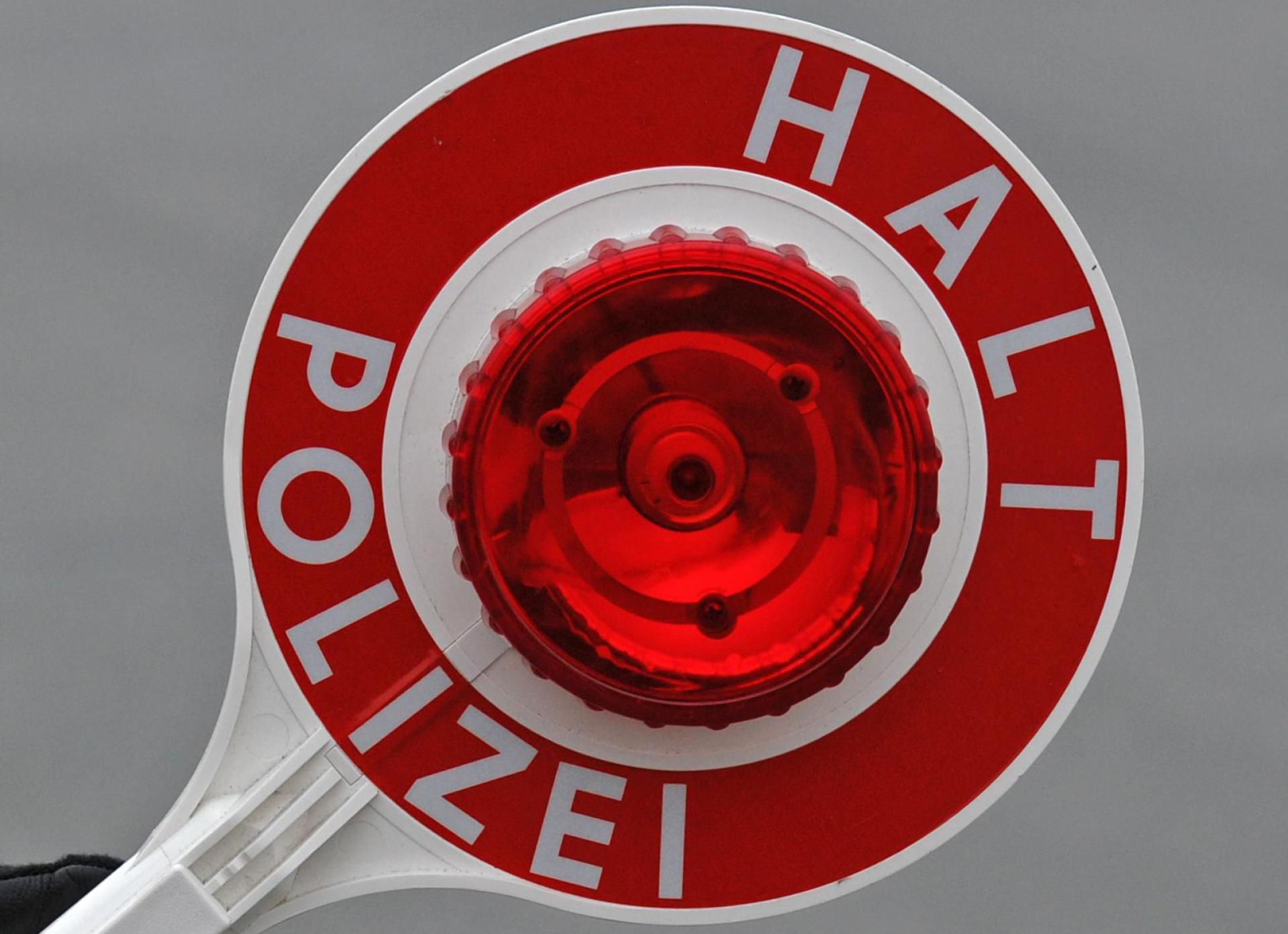 Polizeibeamte haben bei Neukirchen einen 18-jährigen Fahranfänger angehalten und bei ihm „drogentypische Körperreaktionen” beobachtet. (Symbolbild: Matthias Hiekel/dpa-Zentralbild/dpa)