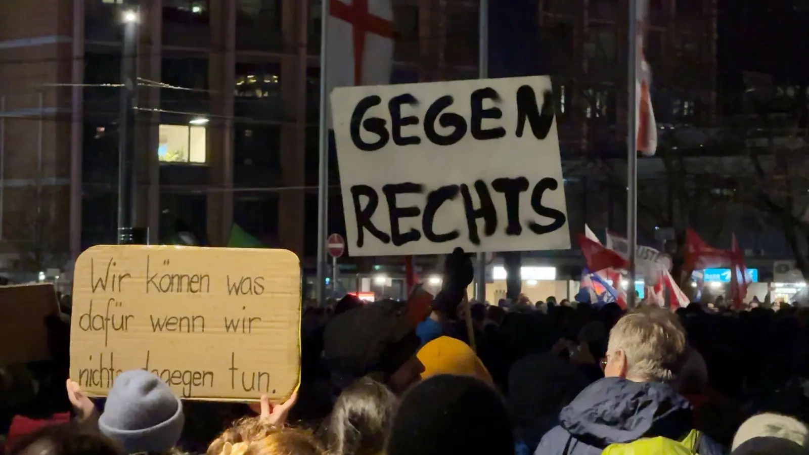 Menschen demonstrieren in Freiburg gegen Rechtsextremismus und halten Schilder mit der Aufschrift „Gegen Rechts“ hoch. (Symbolbild: Valentin Gensch/dpa)