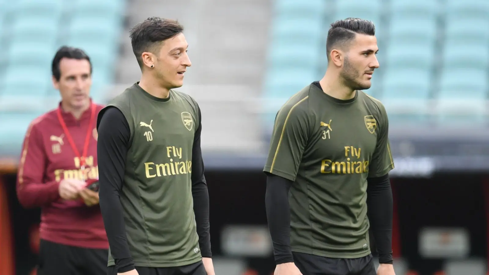Fünf Jahre nach dem Überfall auf Mesut Özil (l) und Sead Kolasinac bricht einer der Täter sein Schweigen. (Bild: Arne Dedert/dpa)