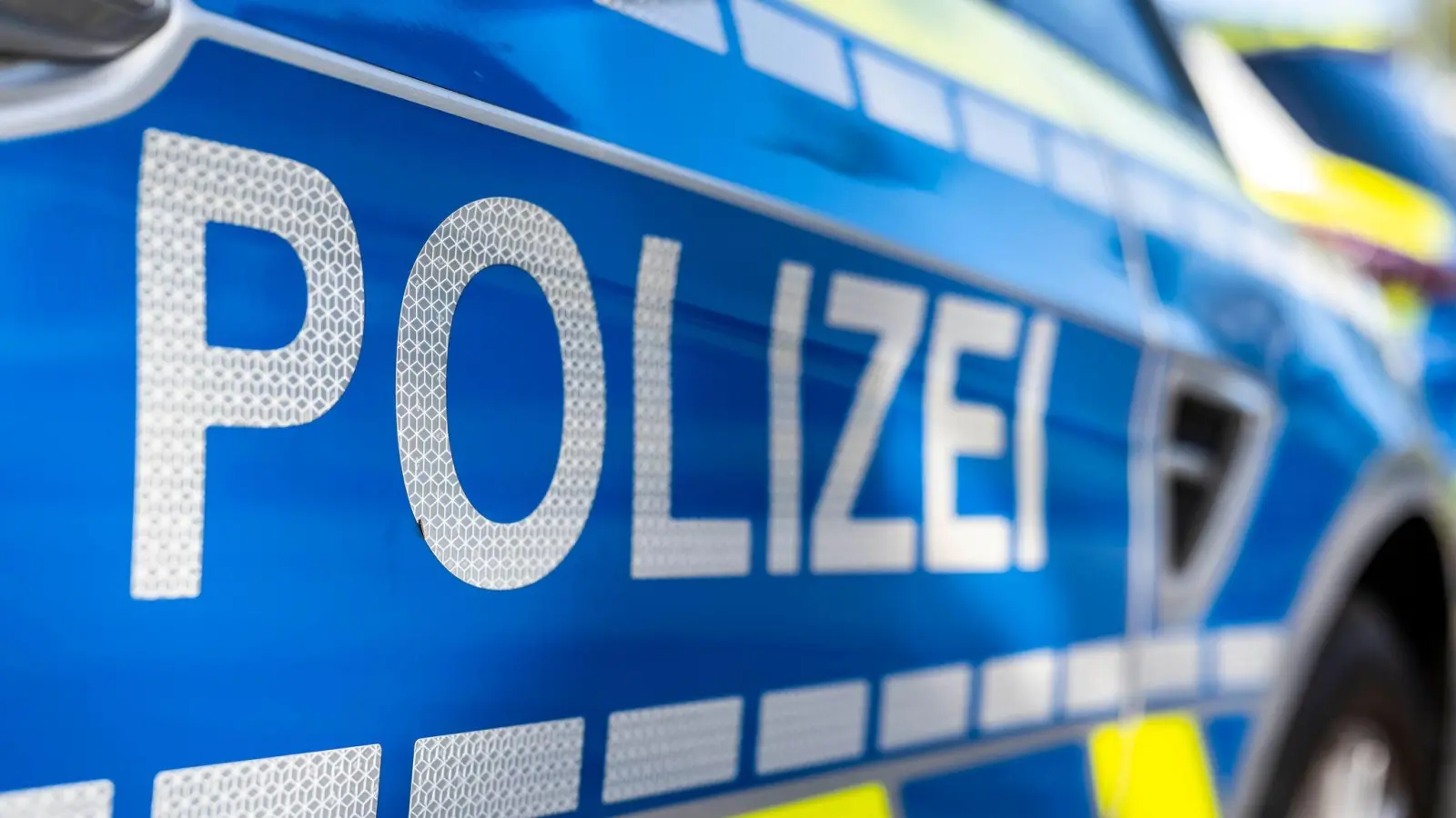 Eine Bewohnerin aus dem Ort alarmierte die Polizei, nachdem die Joggerin zu ihr gekommen war. (Symbolbild: David Inderlied/dpa)