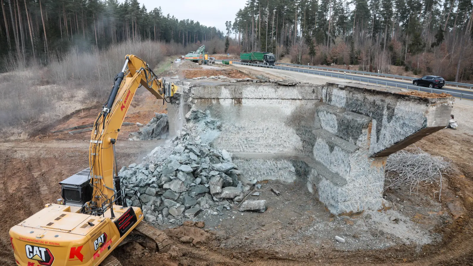 Die „Wolfsgrube-Brücke” auf der B 85 zwischen Kropfersricht und Sulzbach-Rosenberg muss einem neuen Bauwerk weichen. (Bild: Wolfgang Steinbacher)
